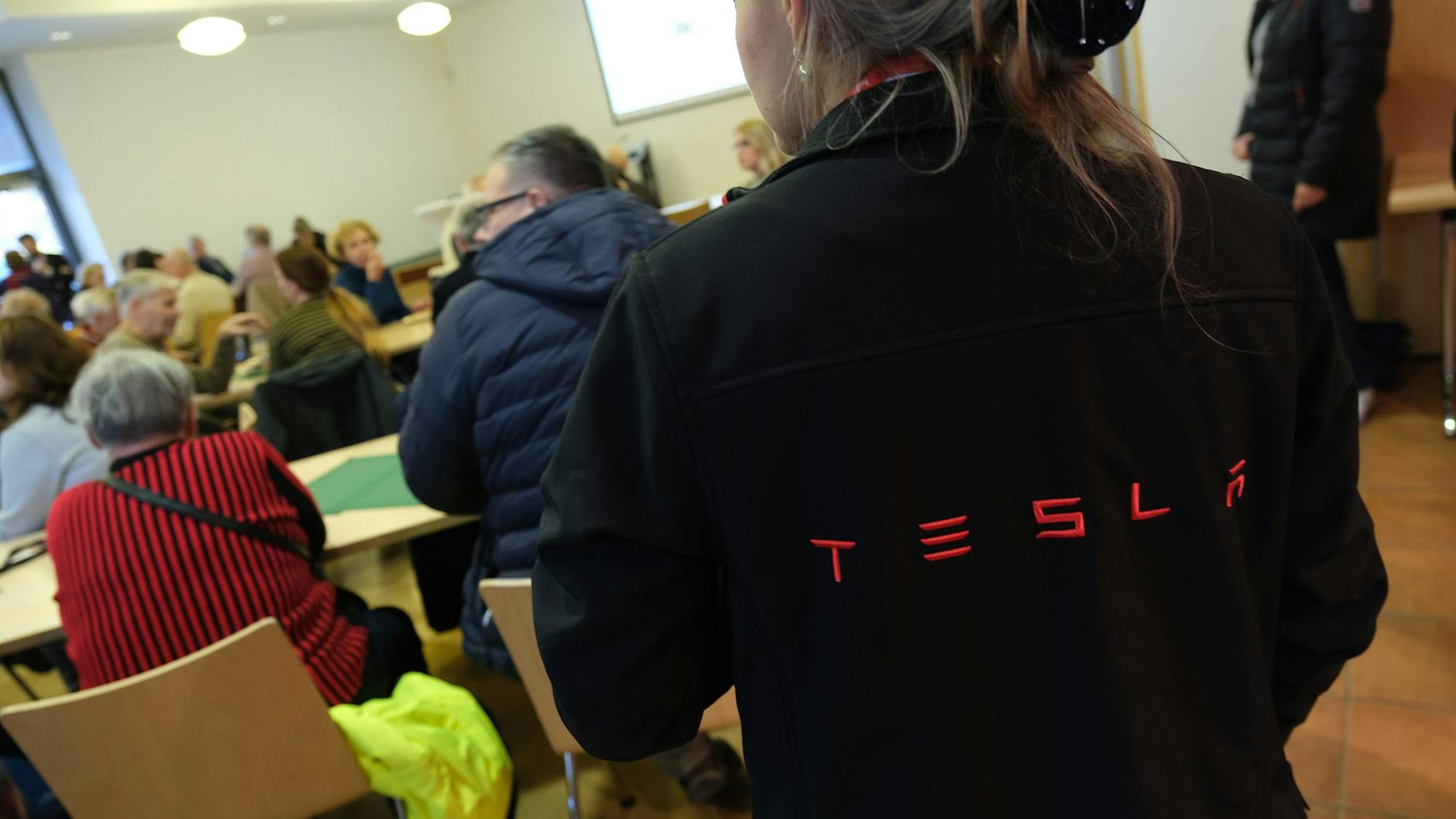 Eine Infoveranstaltung von Tesla in Grünheide.