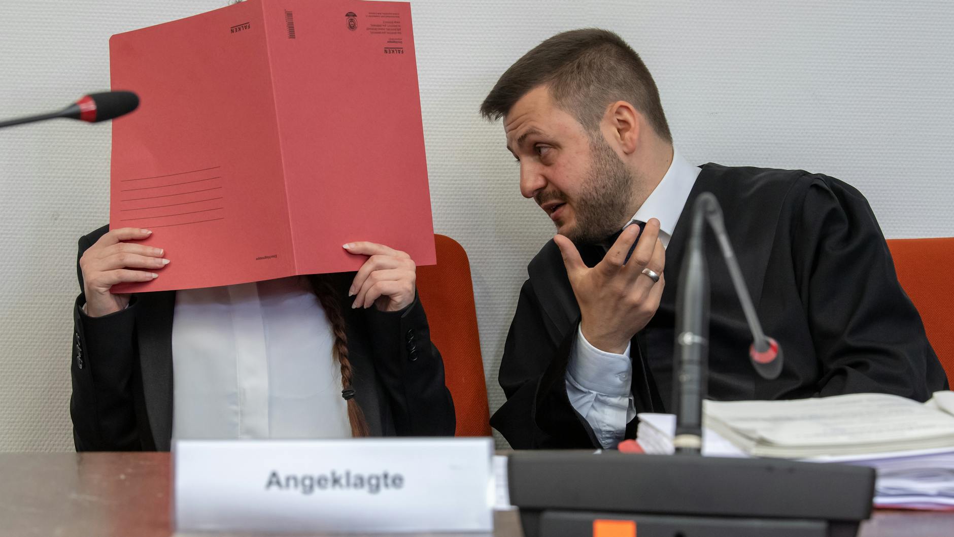 Die Angeklagte mit ihrem Anwalt bei einem früheren Prozesstag.