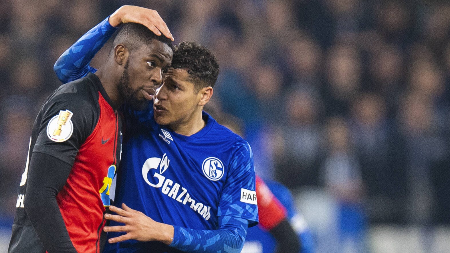 Zuspruch: Schalkes Amine Hrit tröstet Jordan Torunarigha.