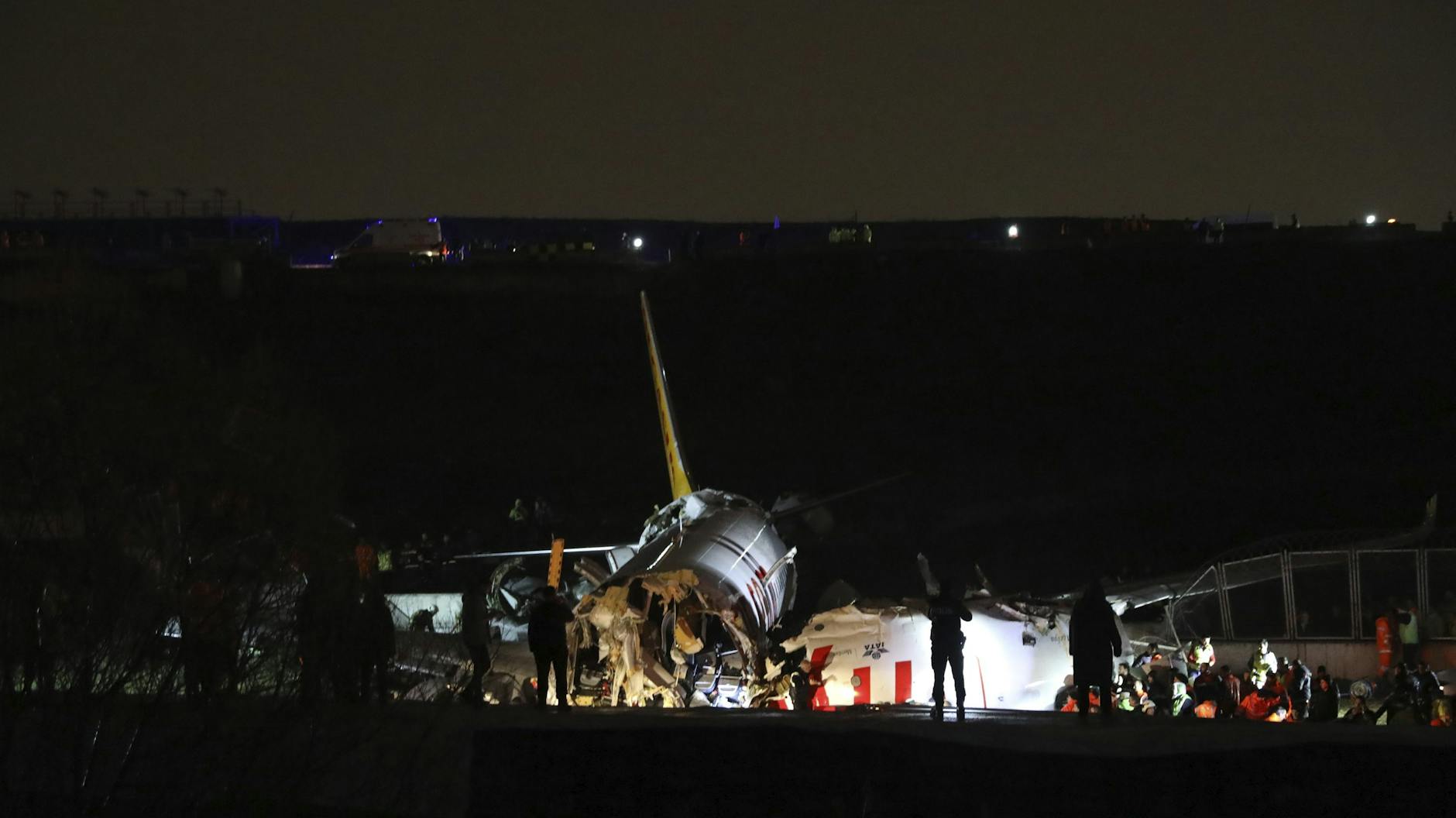 Rettungskräfte arbeiten in der Nähe eines Flugzeuges, das am Flughafen Sabiha Gökcen von der Landebahn abgekommen ist und Feuer gefangen hat.