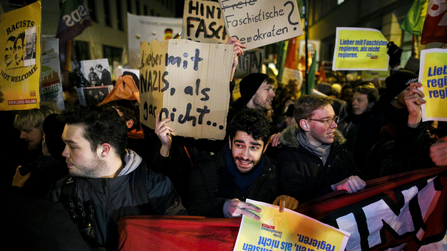 Menschen demonstrieren vor der Bundesgeschäftsstelle der FDP.