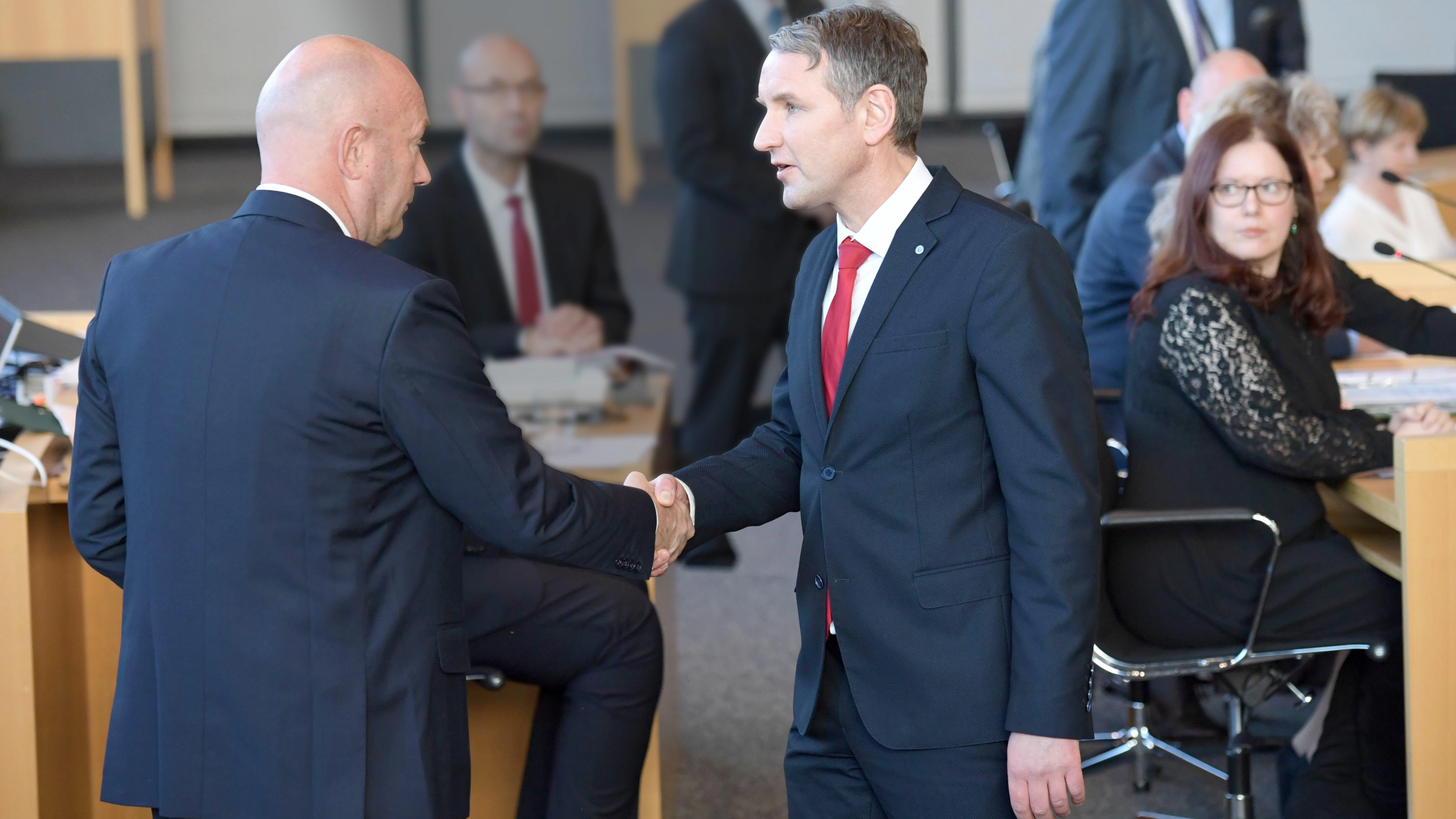 Björn Höcke (AfD, r.) gratuliert Thomas Kemmerich zur Wahl zum Ministerpräsidenten.
