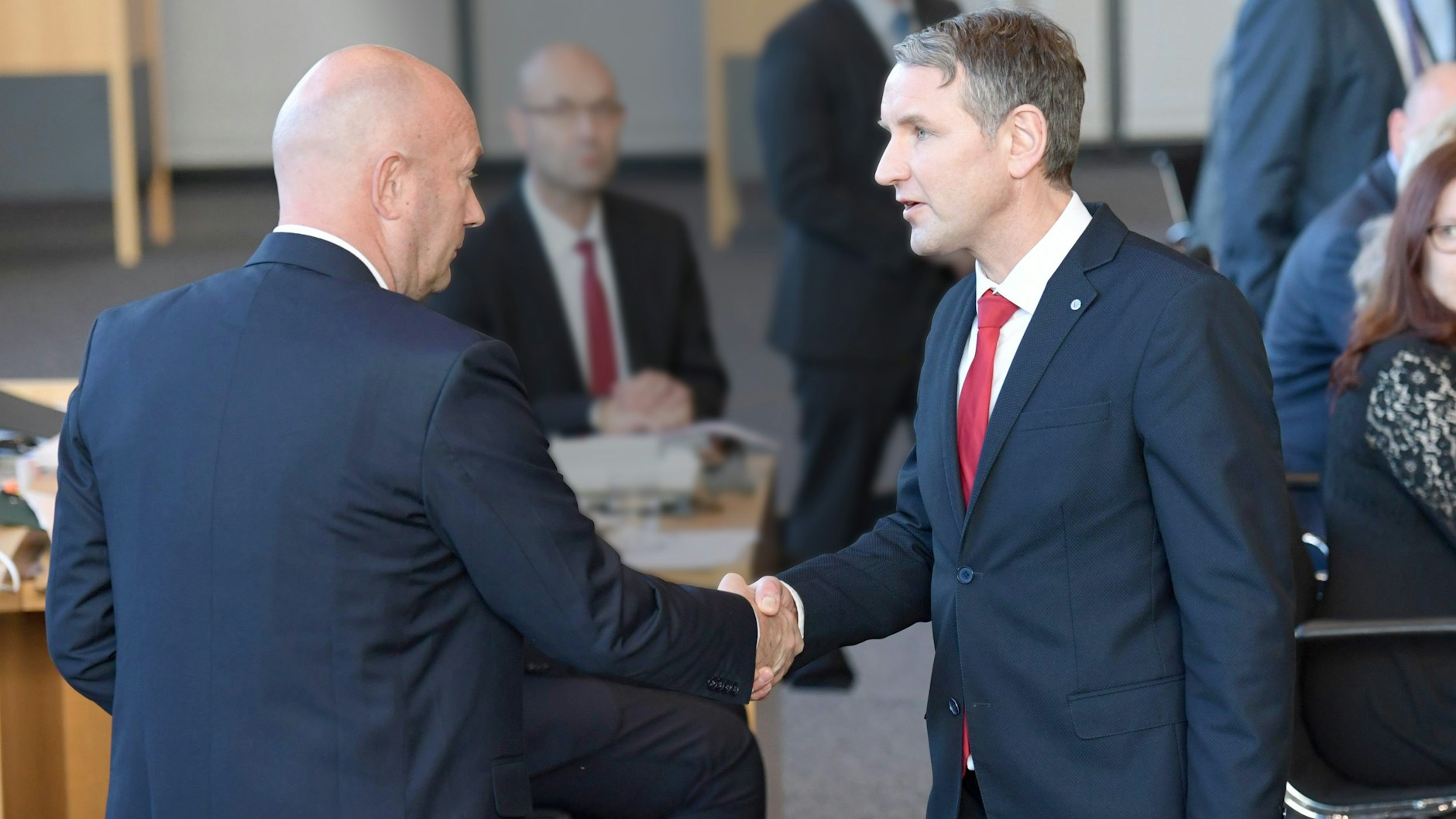 Björn Höcke (AfD, l.) gratuliert Thomas Kemmerich zur Wahl zum Ministerpräsidenten.