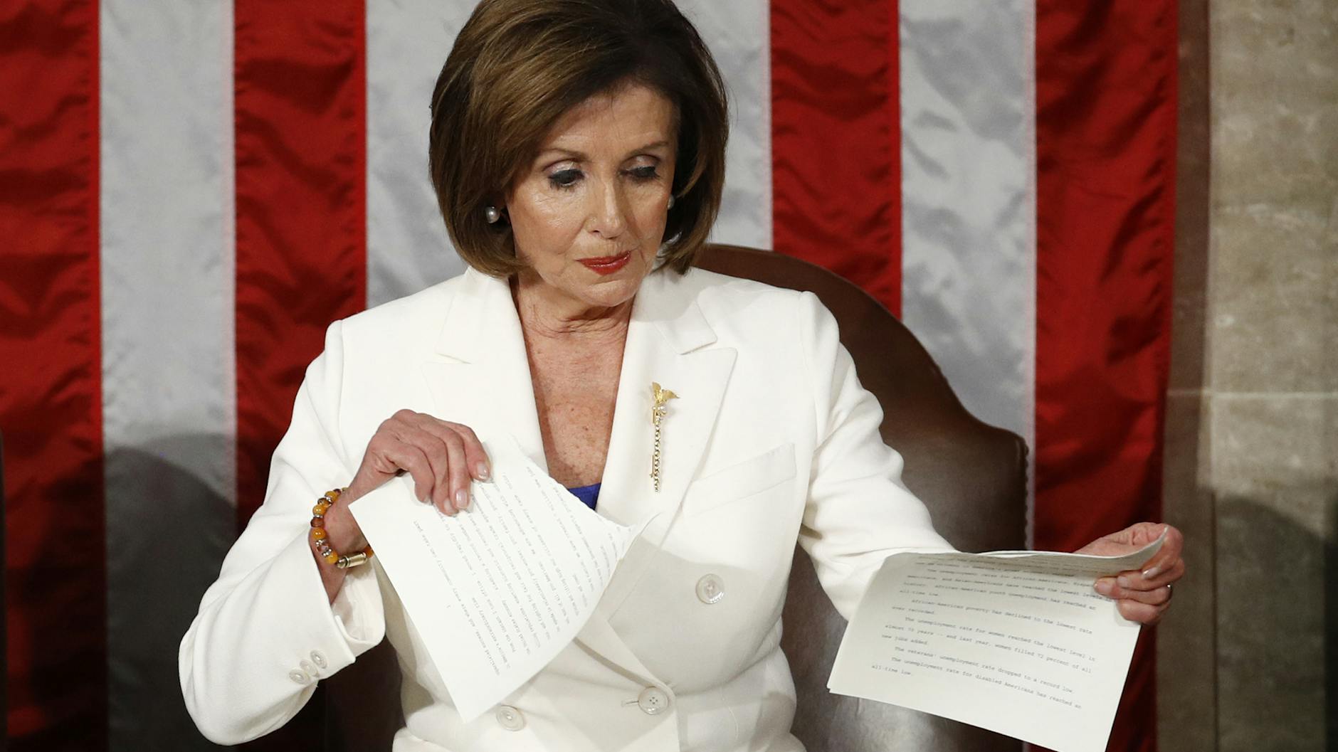 Nancy Pelosi zerreißt das Manuskript der Rede zur Nation von US-Präsident Trump.
