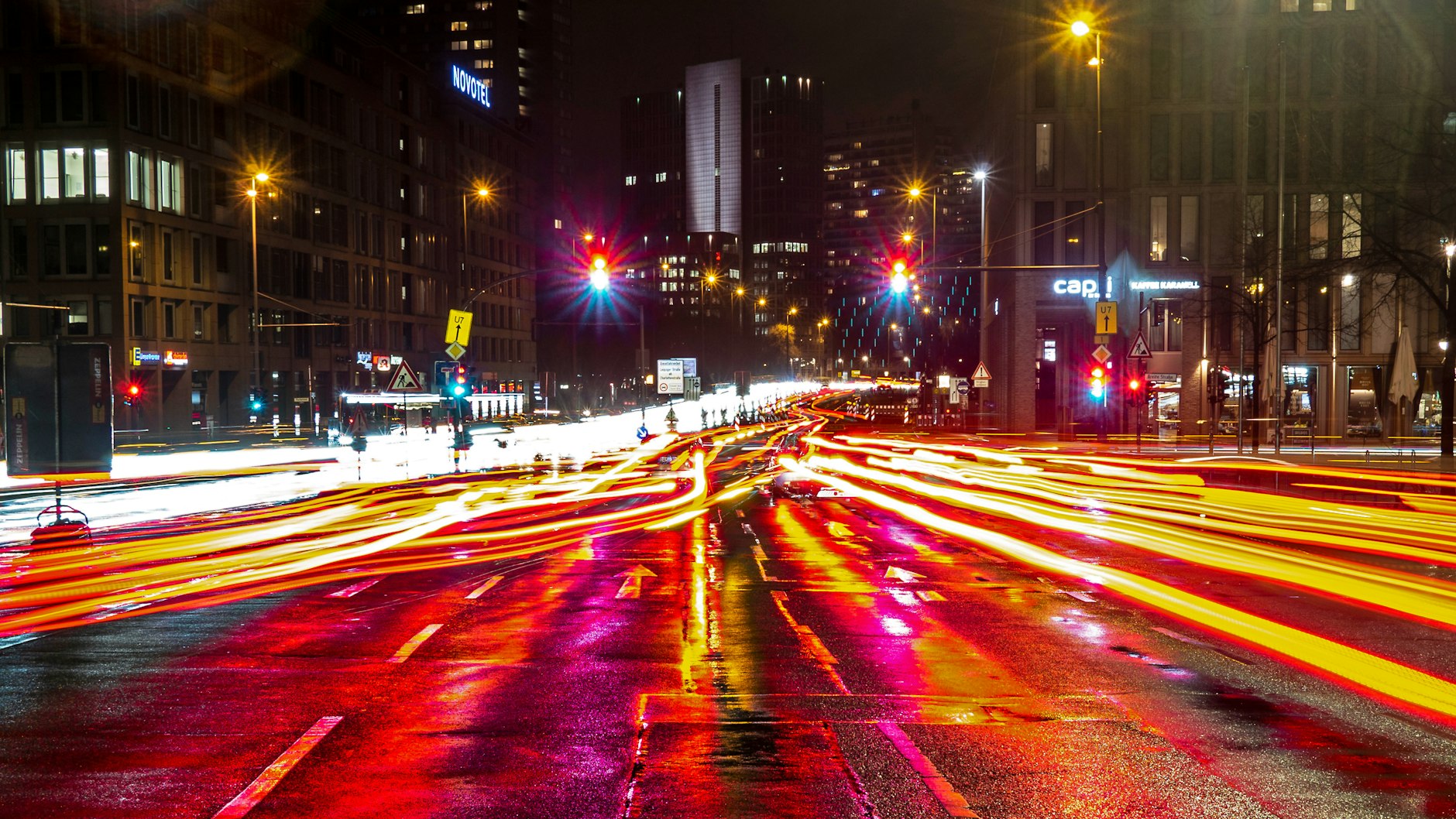 Nachts auf dem Mühlendamm in Mitte. Noch dürfen hier Autos mit Verbrennungsmotoren fahren. Die jetzige Rechtslage lässt das zu.