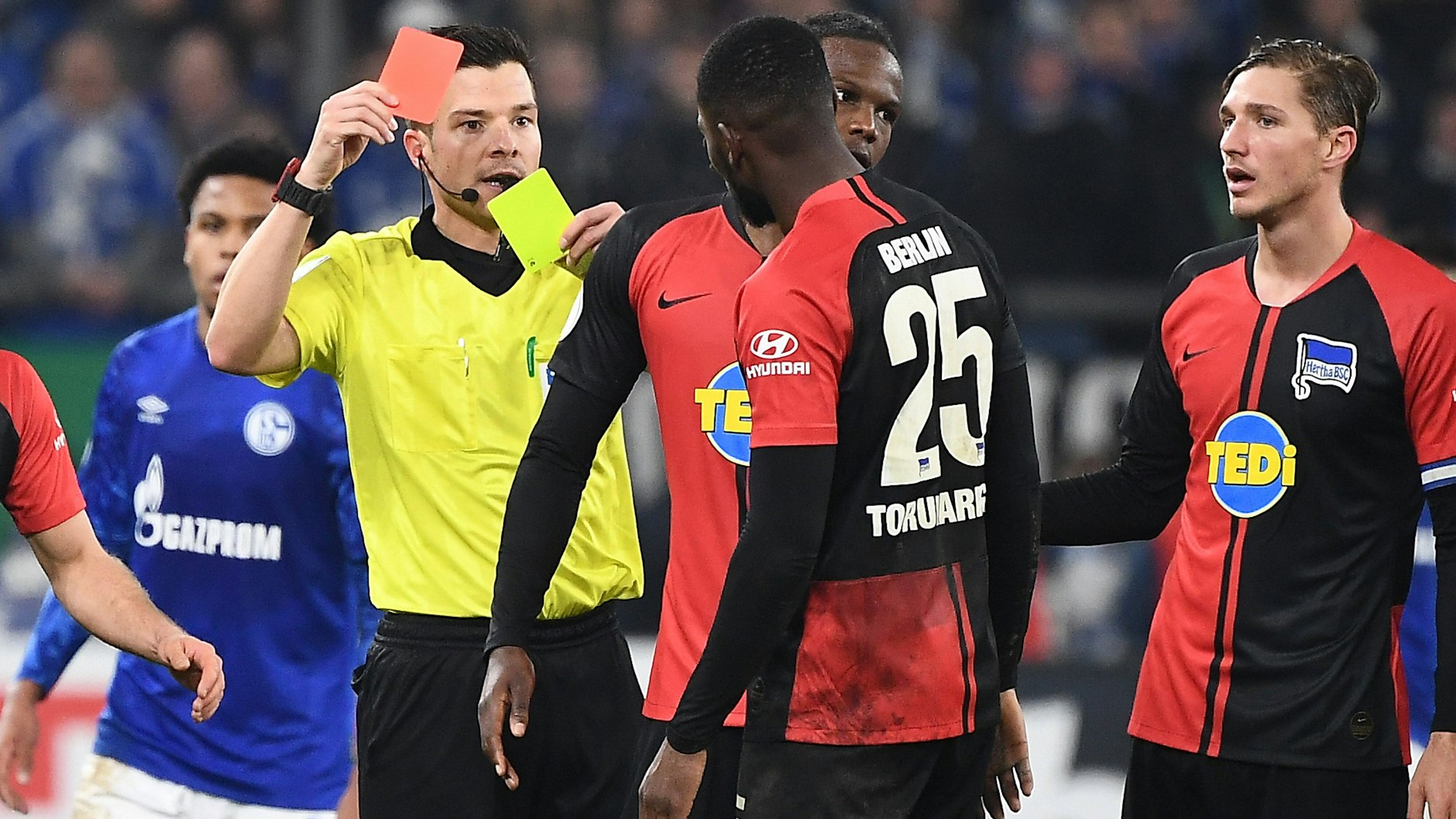 Schiedsrichter Harm Osmers zeigt Herthas Jordan Torunarigha die Gelb-Rote Karte.