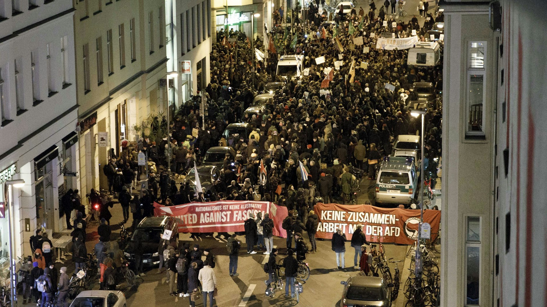 Demonstranten protestieren vor der Bundesgeschäftsstelle der FDP.