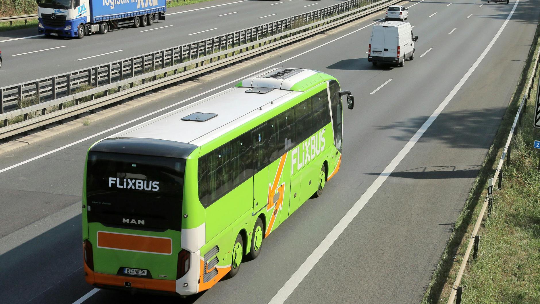Lieber mit dem Fernbus als mit dem Flugzeug? FromAtoB bietet die Möglichkeit, Co2-arme Reisen zu planen. 