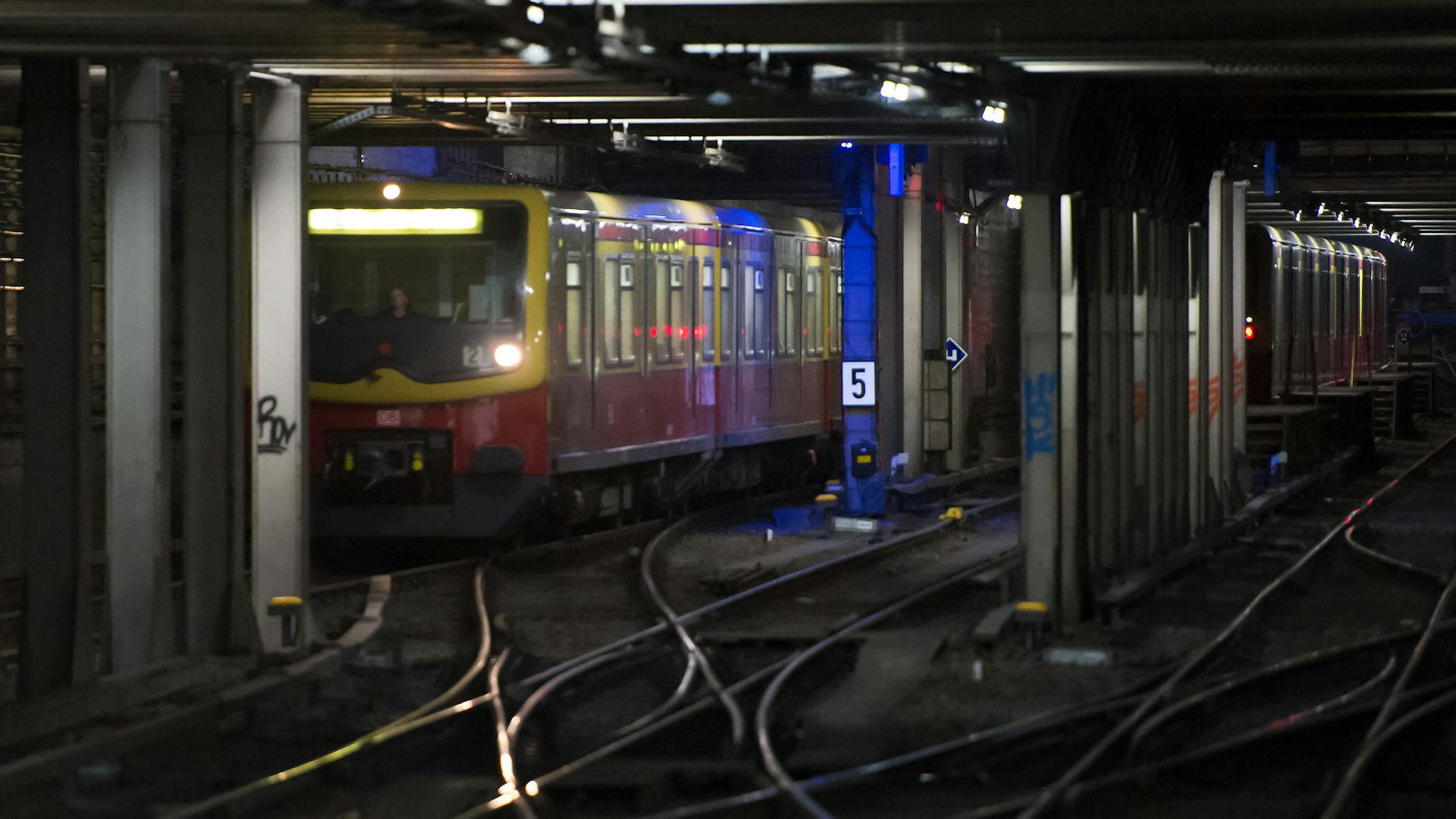 Seit fast 81 Jahren halten S-Bahnen unter dem Potsdamer Platz. Dort soll die Strecke nach Kreuzberg und Treptow abzweigen, die der Fahrgastverband vorschlägt. 