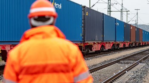 Ein Zug mit Containern steht auf Gleisen am Bahnhof. Der deutsche Export hat im vergangenen Jahr deutlich an Tempo verloren.