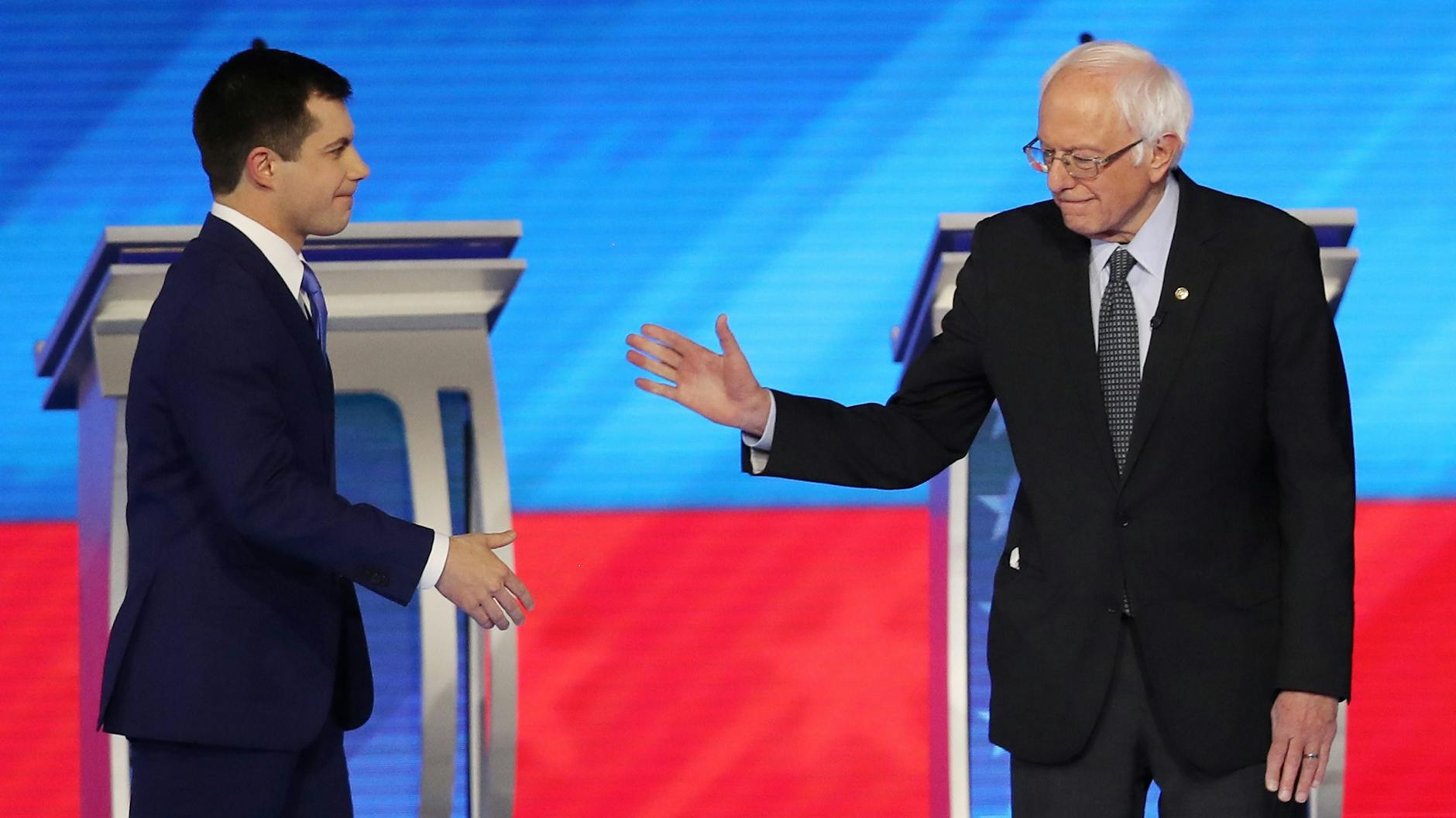 Einer von ihnen hat gute Aussichten auf eine Nominierung als demokratischer Präsidentschaftskandidat: Pete Buttigieg (l.) und Bernie Sanders.