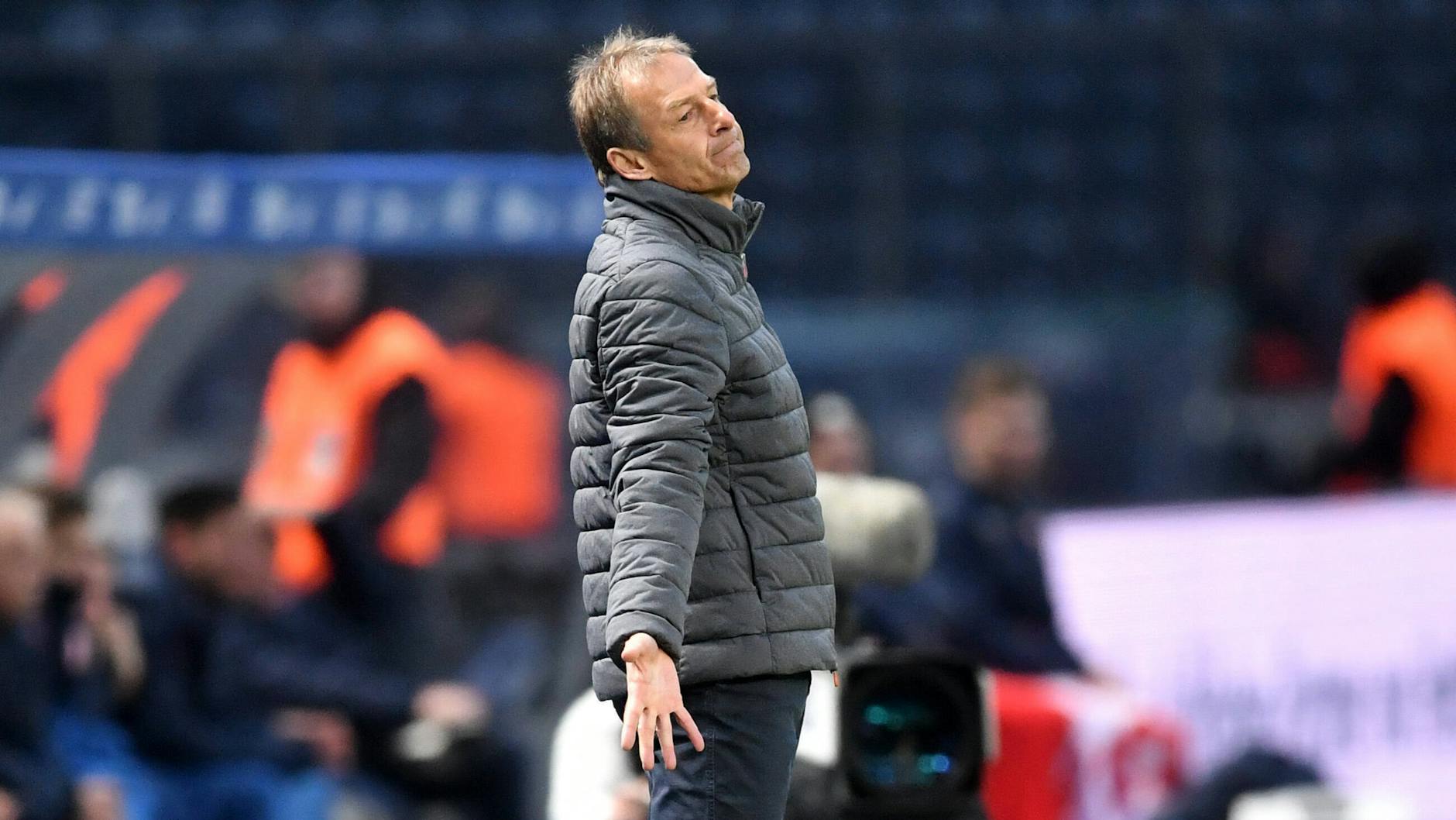Hertha-Coach Jürgen Klinsmann hatte schon nach zehn Minuten so eine Ahnung.