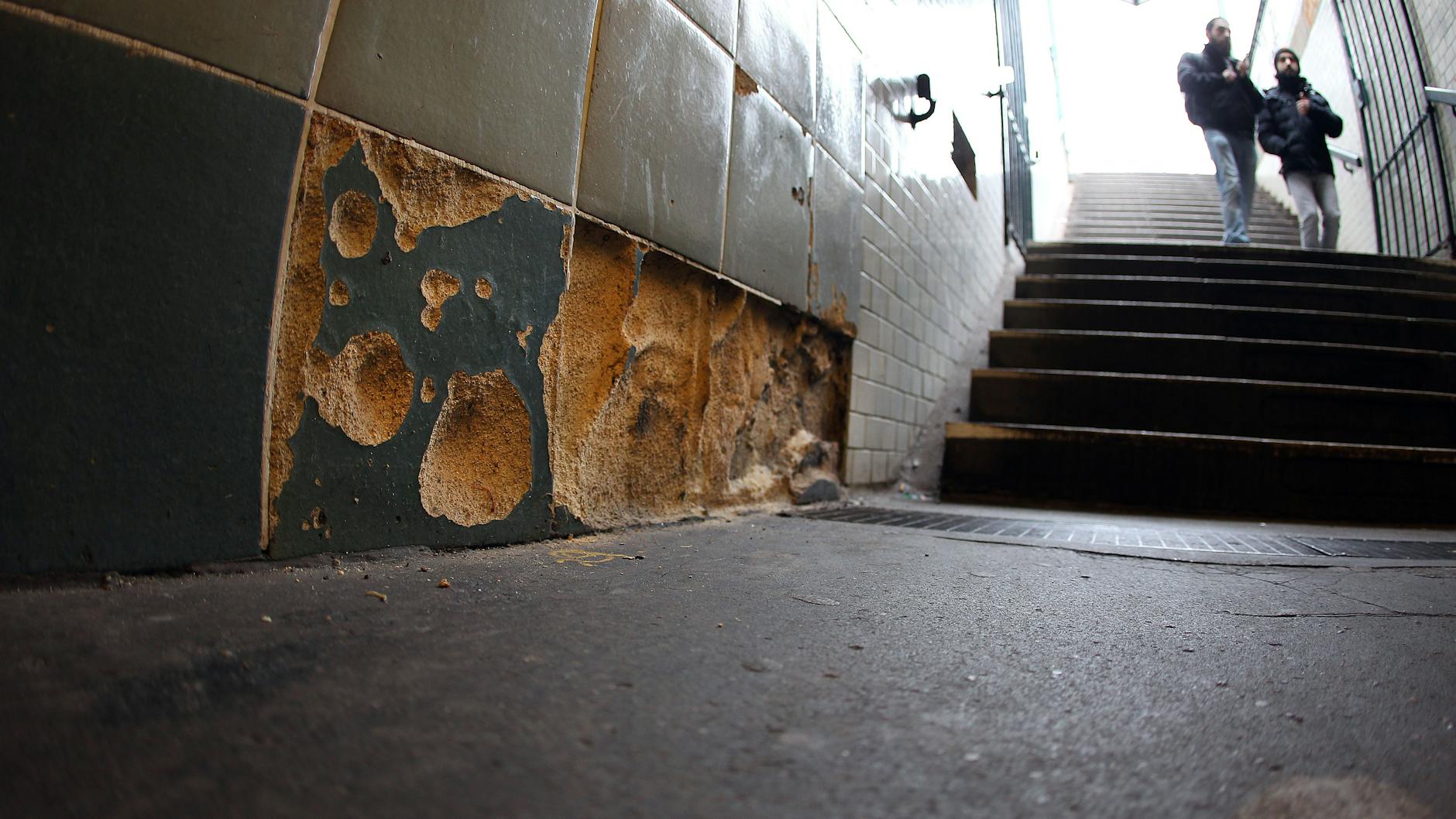 Schönleinstraße: Fliesen fallen von den Wänden. Das ist an anderen Stationen der Linie U8 wie Weinmeister- und Heinrich-Heine-Straße ebenfalls zu beobachten.