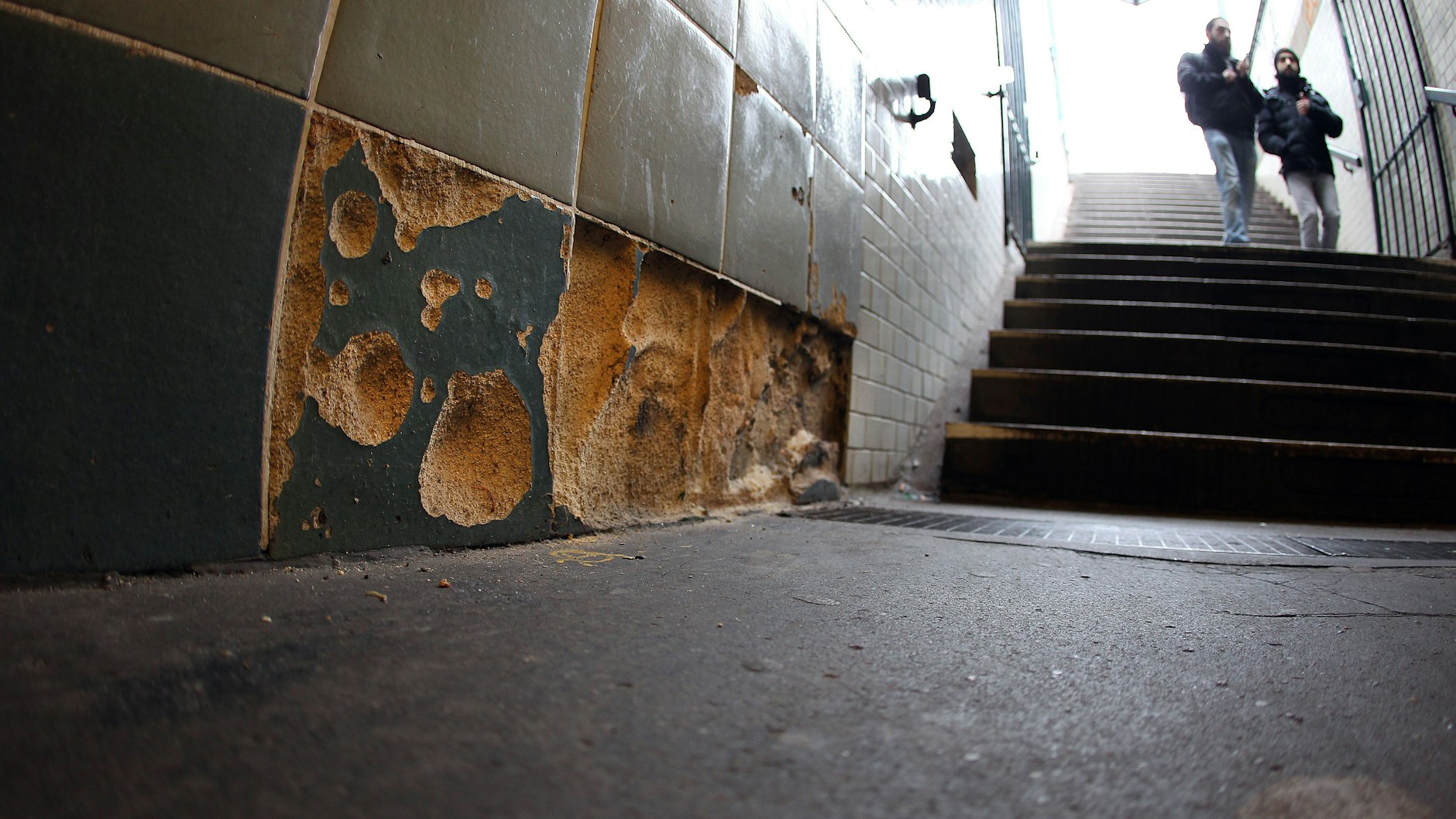 Schönleinstraße: Fliesen fallen von den Wänden. Das ist an anderen Stationen der Linie U8 wie Weinmeister- und Heinrich-Heine-Straße ebenfalls zu beobachten.