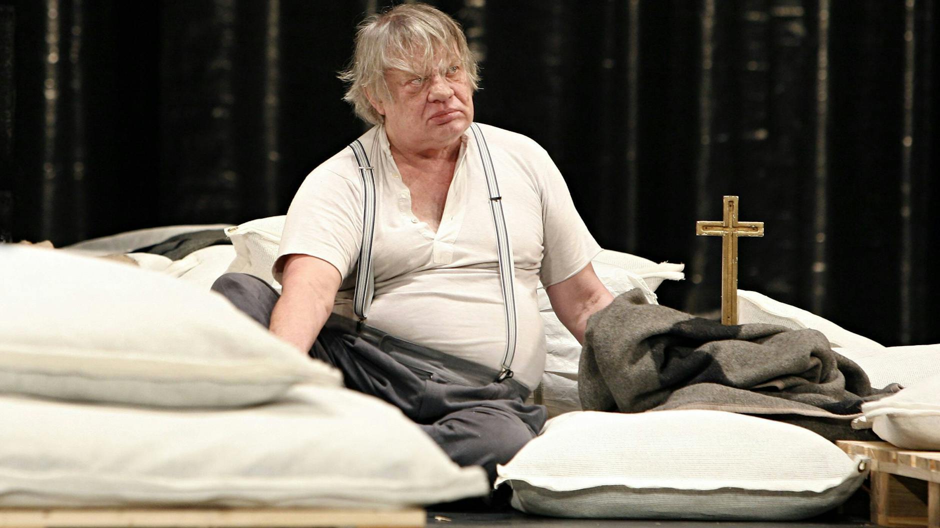 Volker Spengler als Unbekannter in Ozean an der berliner Volksbühne im Jahr 2009. 