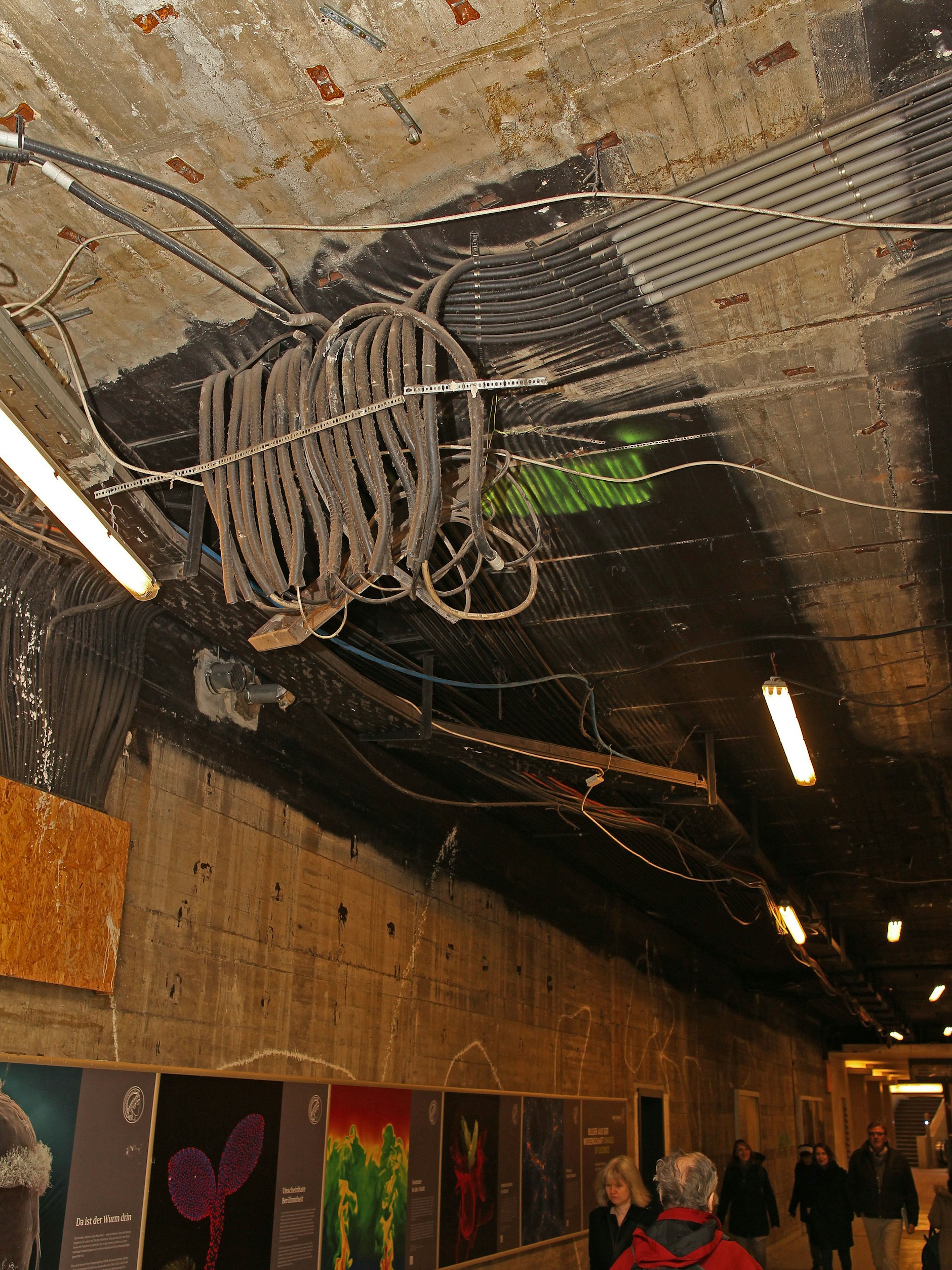 Rathaus Steglitz: nackter Beton, freigelegte Decken -Brutalismus pur. Doch einen solchen Anblick müssen Fahrgäste auch anderswo verkraften, zum Beispiel im U-Bahnhof Bismarckstraße.