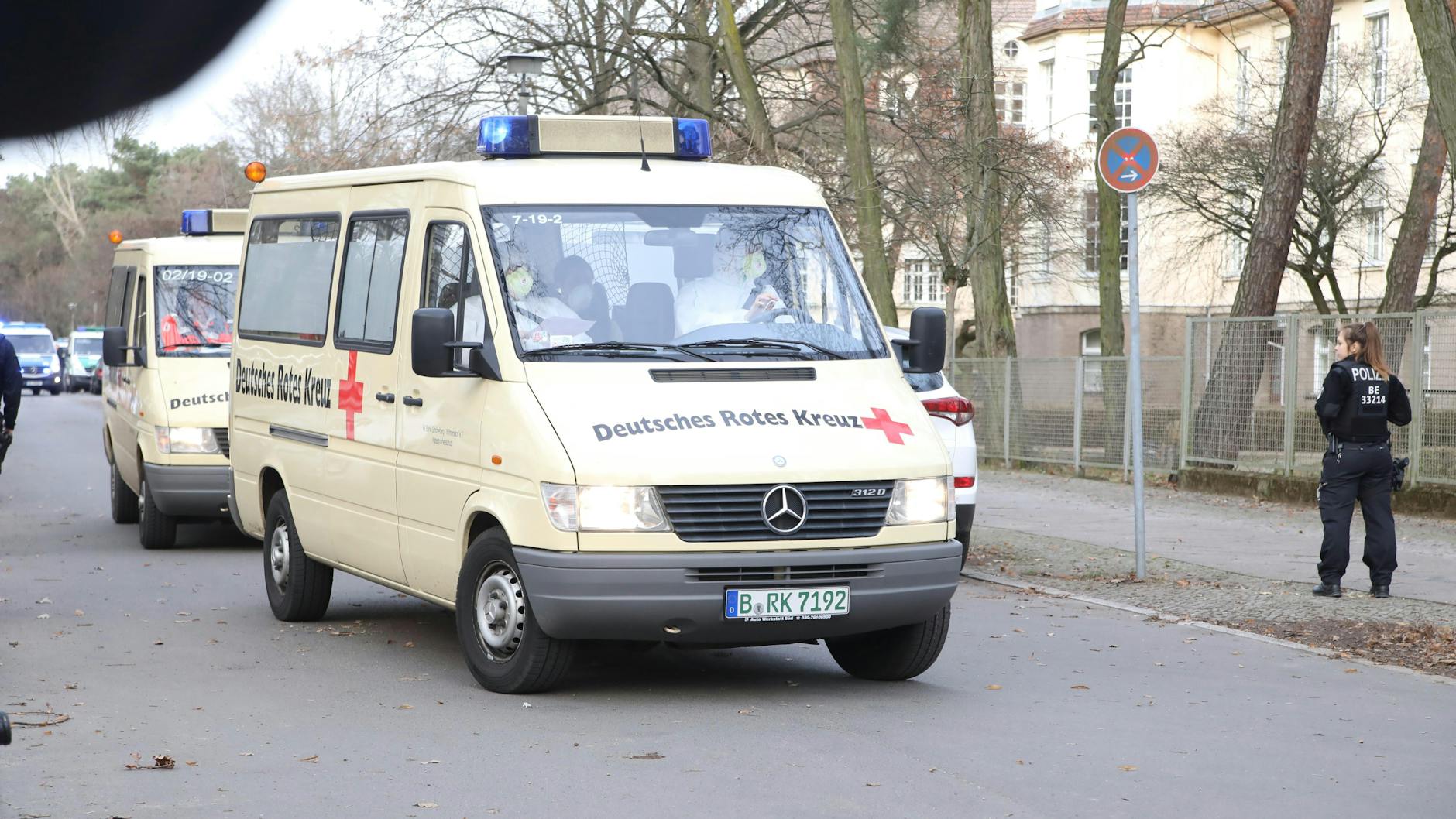 Die Rückkehrer wurden in DRK-Wagen vom Flughafen Tegel zur Klinik in Köpenick gebracht.