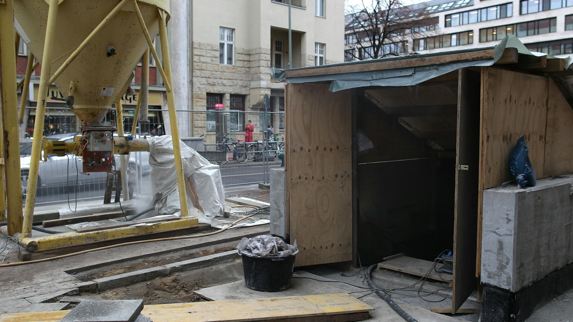 Bismarckstraße: Seit mehr als vier Jahren ist der Kreuzungsbahnhof in Charlottenburg eine Baustelle. Treppenzugänge müssen wegen Bauarbeiten gesperrt werden - aber immer nur einer von vieren.