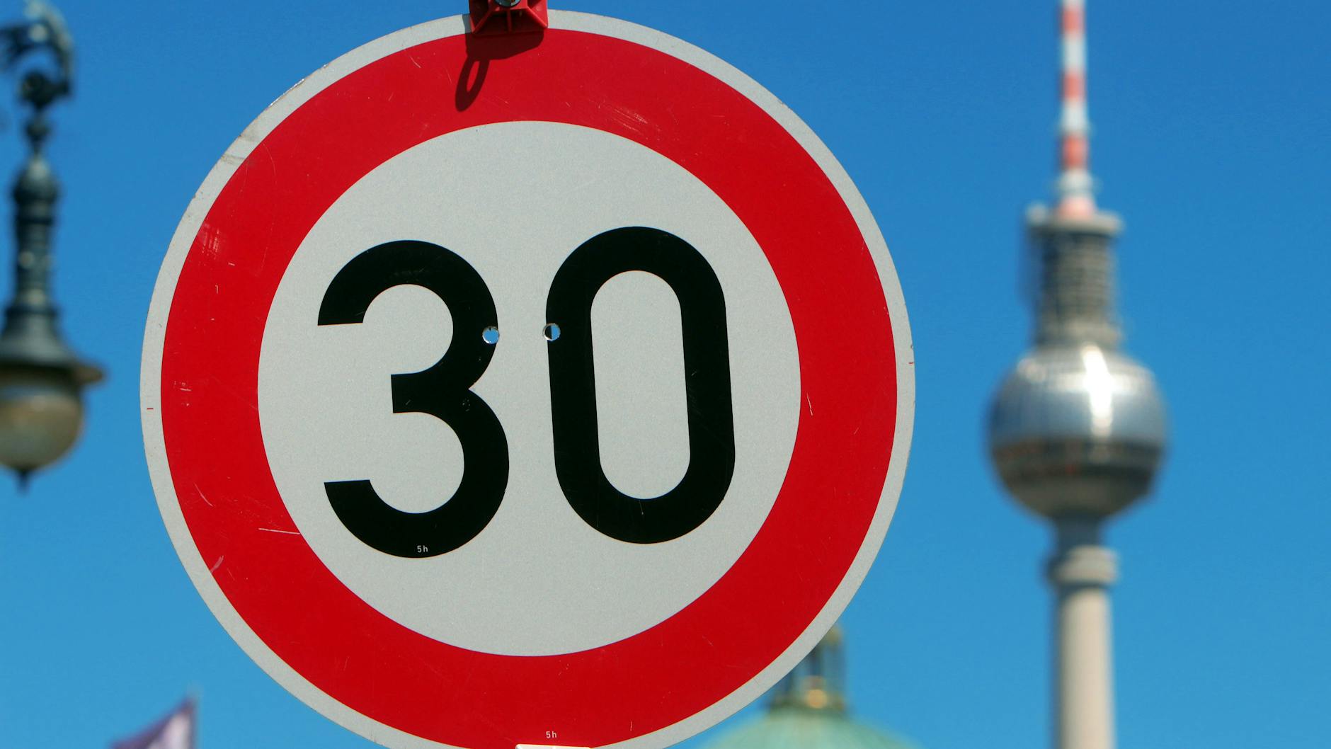 Die Forderungen nach erhöhter Verkehrssicherheit werden lauter. Doch bei Tempo-30-Zonen sind die Berliner gespalten. 