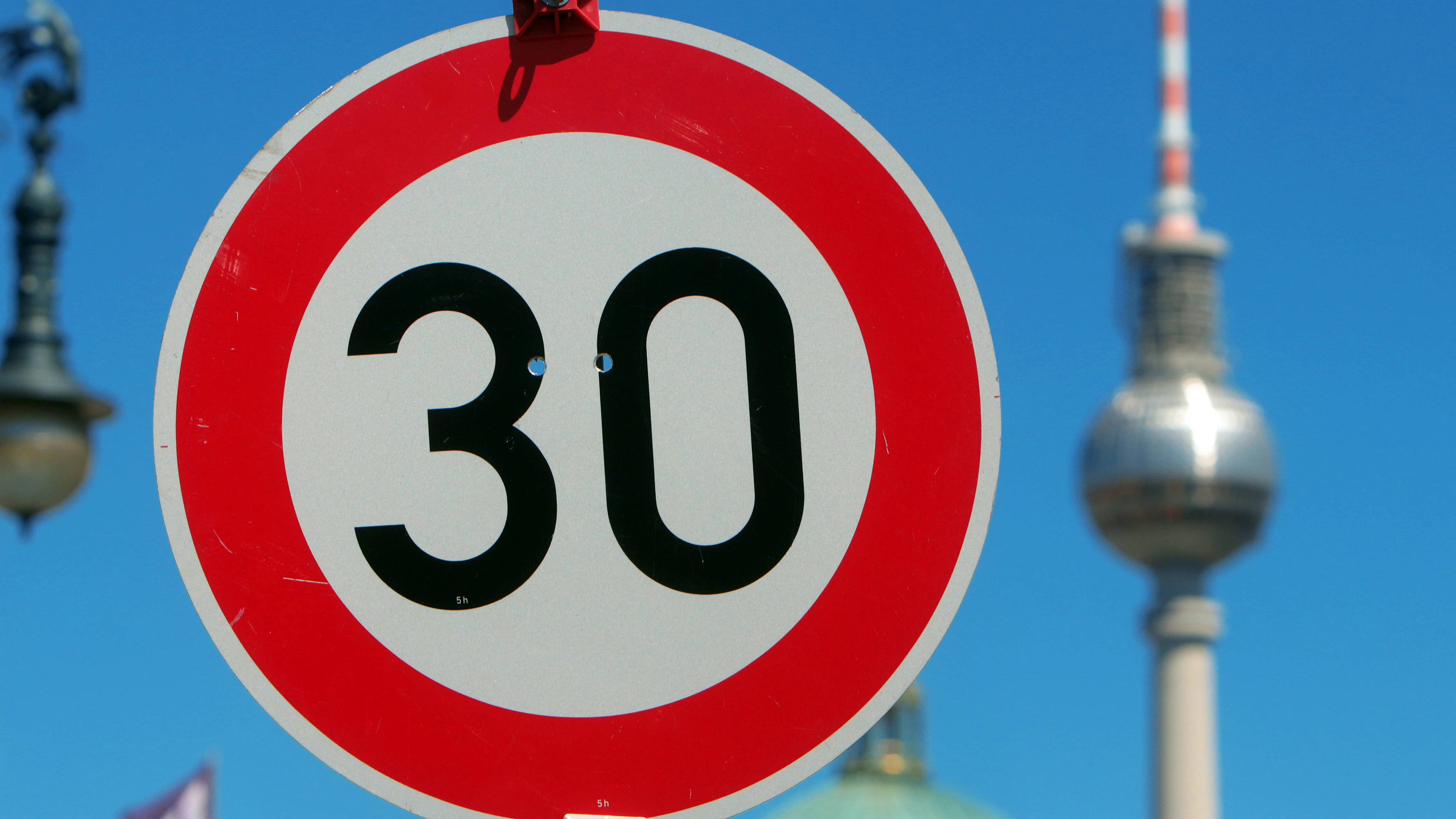 Die Forderungen nach erhöhter Verkehrssicherheit werden lauter. Doch bei Tempo-30-Zonen sind die Berliner gespalten.&nbsp;