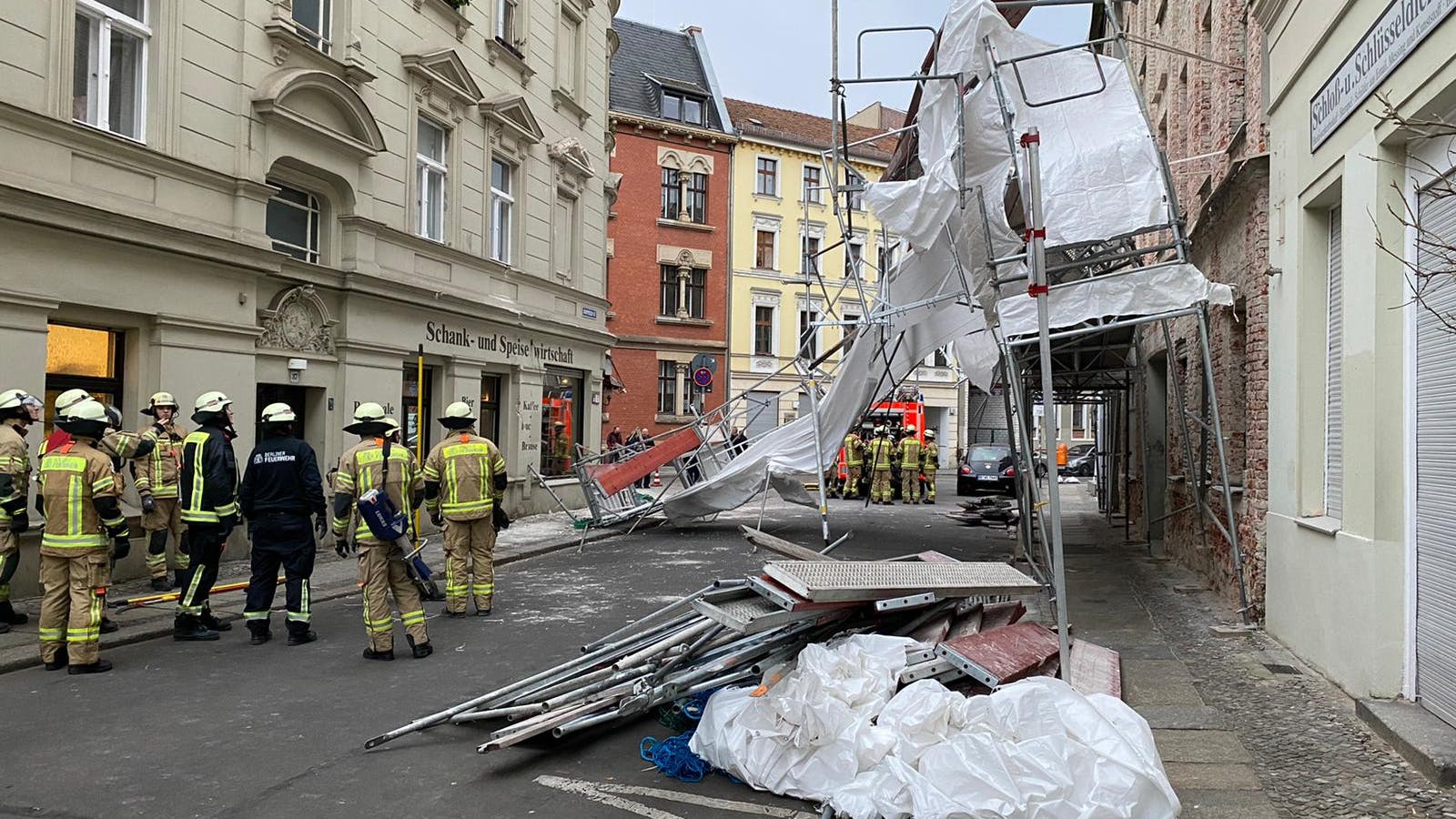 In der Sophienstraße in Berlin-Mitte ist ein Baugerüst umgestürzt (9.2.2020).