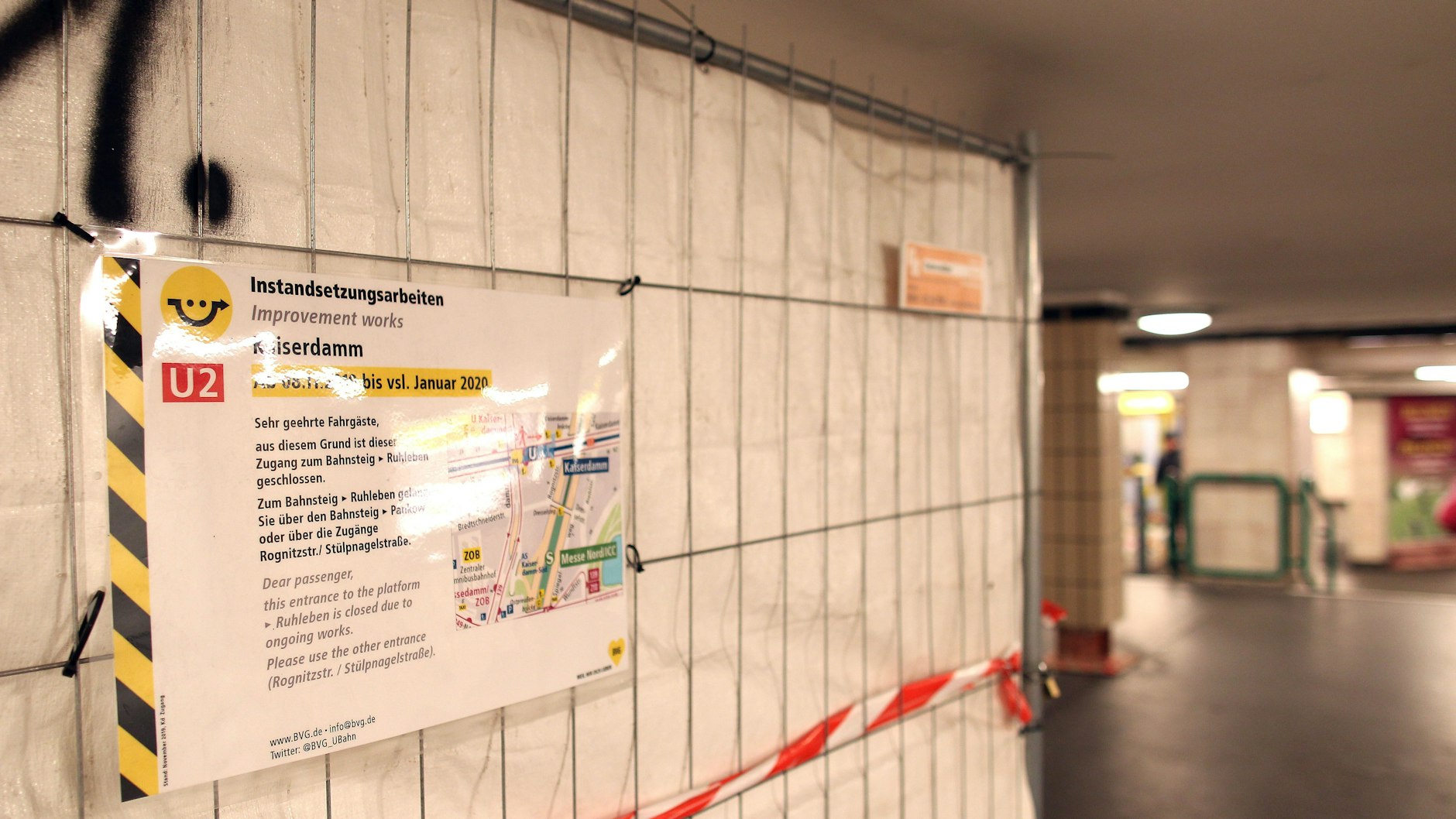 Kaiserdamm: Ein Pfeiler stützt die Decke über einer Treppe zum Bahnsteig. Seit November müssen Fahrgäste, die zum Busbahnhof möchten, Umwege laufen - nicht nur sie.&nbsp;