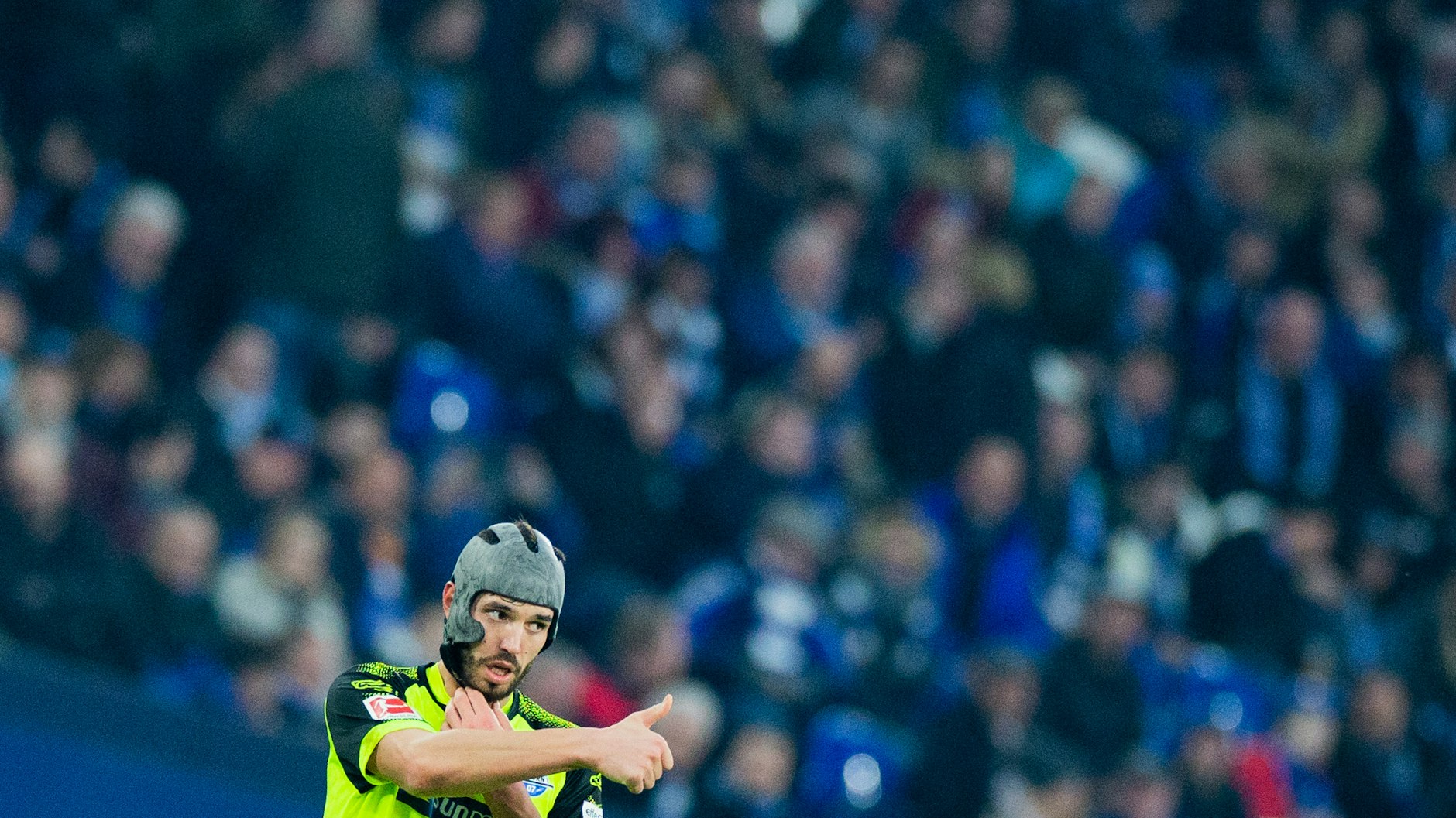 Ein Tor? Okay, aber dann muss die nächste Gelbe Karte warten: der Paderborner Klaus Gjasula.