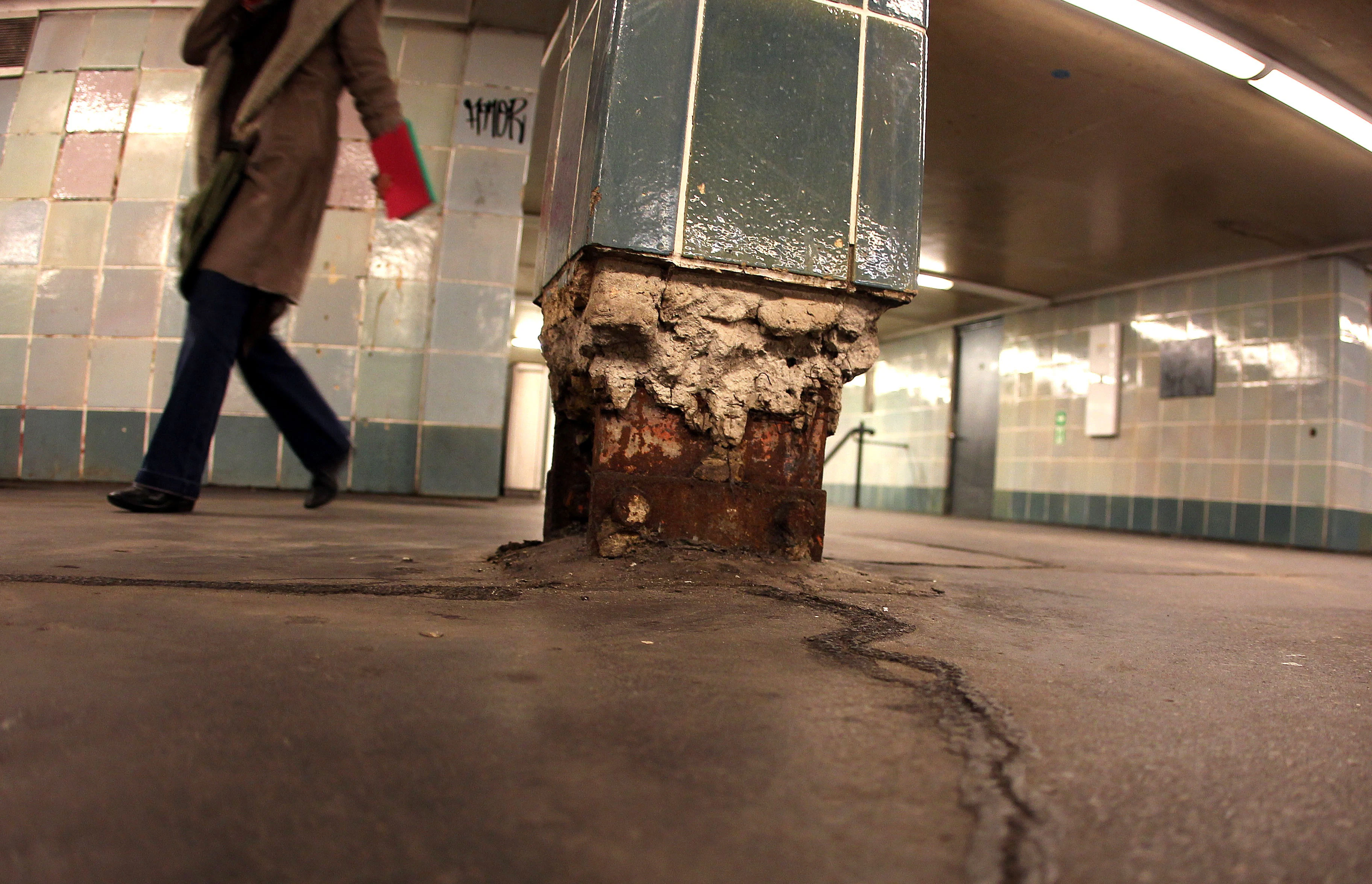 In Berliner U-Bahnhöfen bröckelt der Beton