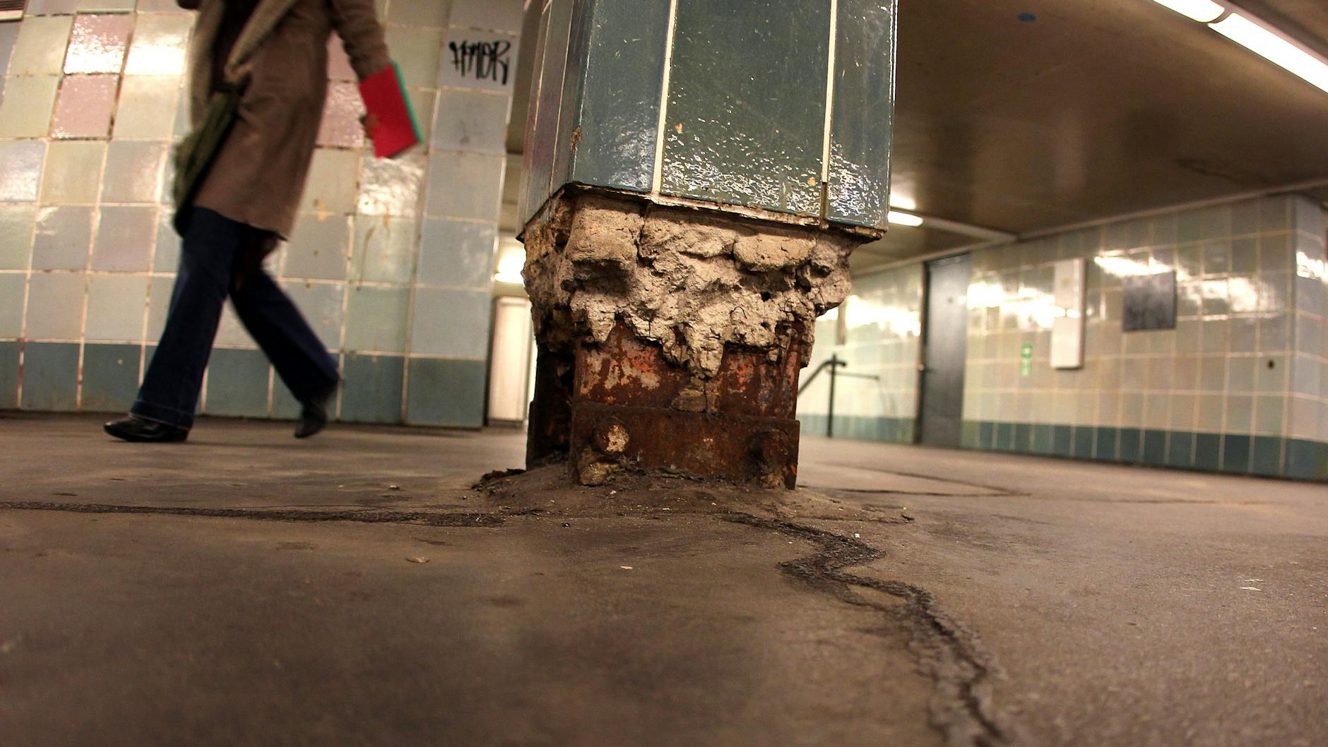 Schönleinstraße: An diesem Pfeiler nagt Rost. Luftfeuchtigkeit und eindringende Nässe setzen vielen unterirdischen Bauwerken zu.