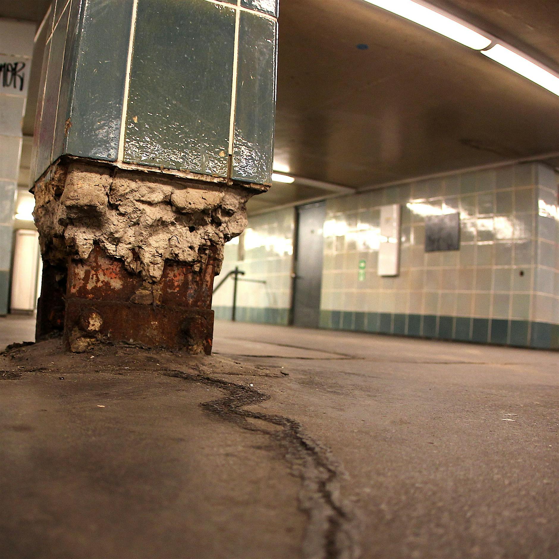 In Berliner U-Bahnhöfen bröckelt der Beton