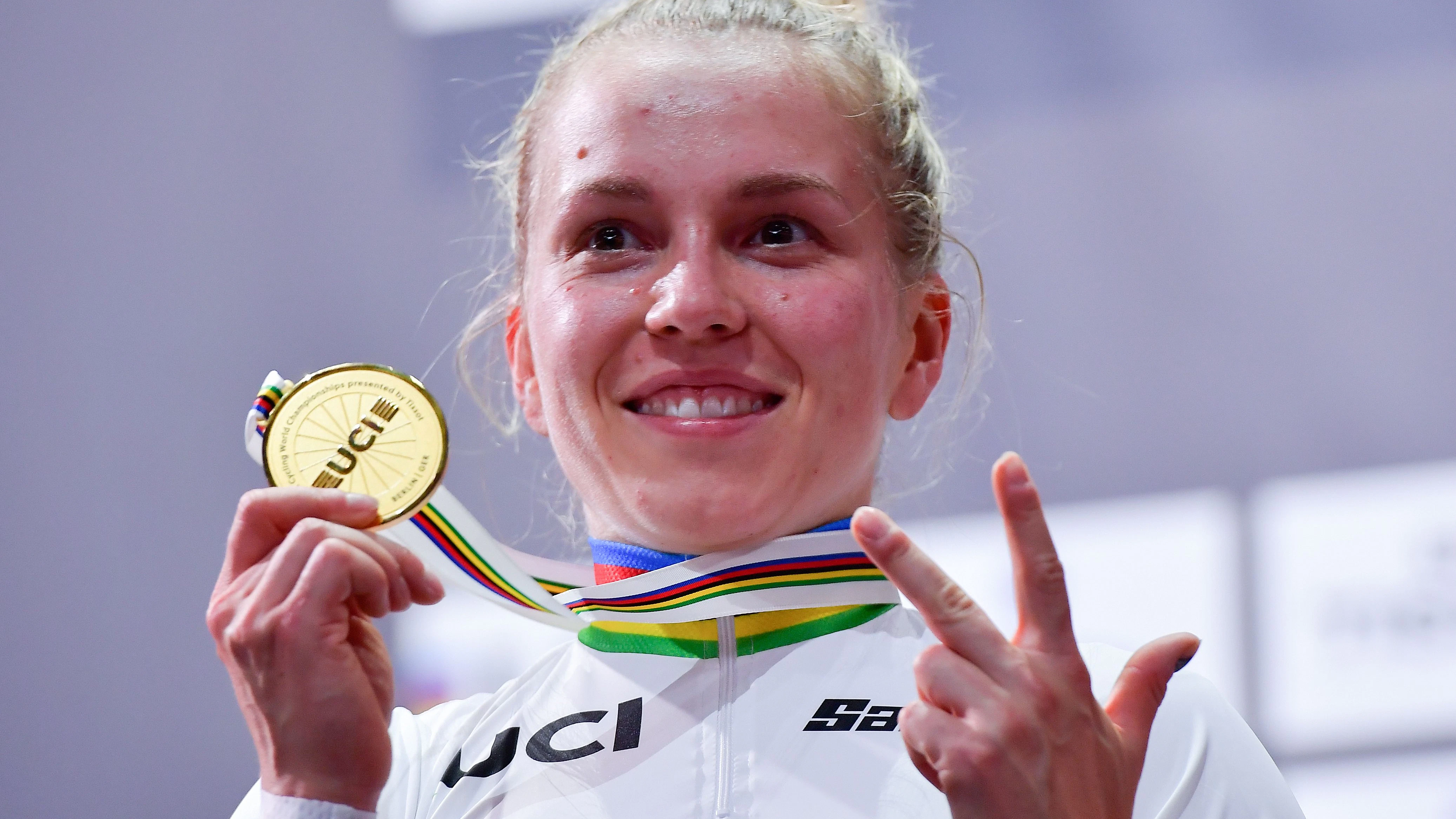 Drei auf einen Streich: Emma Hinze zeigt die Zahl ihrer Goldmedaillen an.