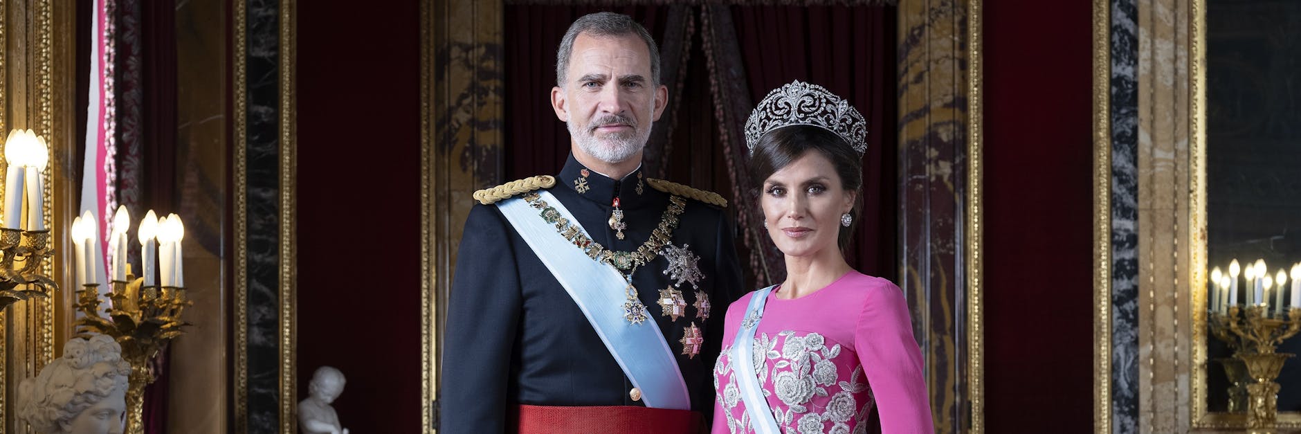 König Felipe VI. und Königin Letizia posieren für die neuen offiziellen Porträts der spanischen Königsfamilie.