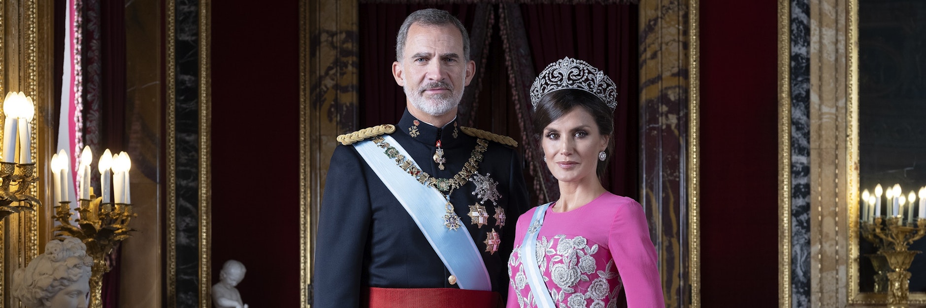 König Felipe VI. und Königin Letizia posieren für die neuen offiziellen Porträts der spanischen Königsfamilie.