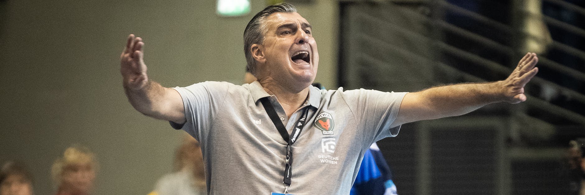 Michael Roth muss bei seinem Debüt als Füchse-Trainer an der Seitenlinie auch eine Menge leiden. 