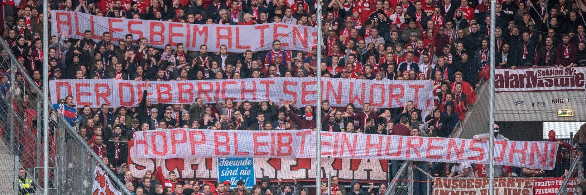 Unverbesserlich: Einige sogenannte Bayern-Fans outen sich beim Spiel bei der TSG Hoffenheim als Straftäter. Nun ermittelt die Polizei Mannheim.