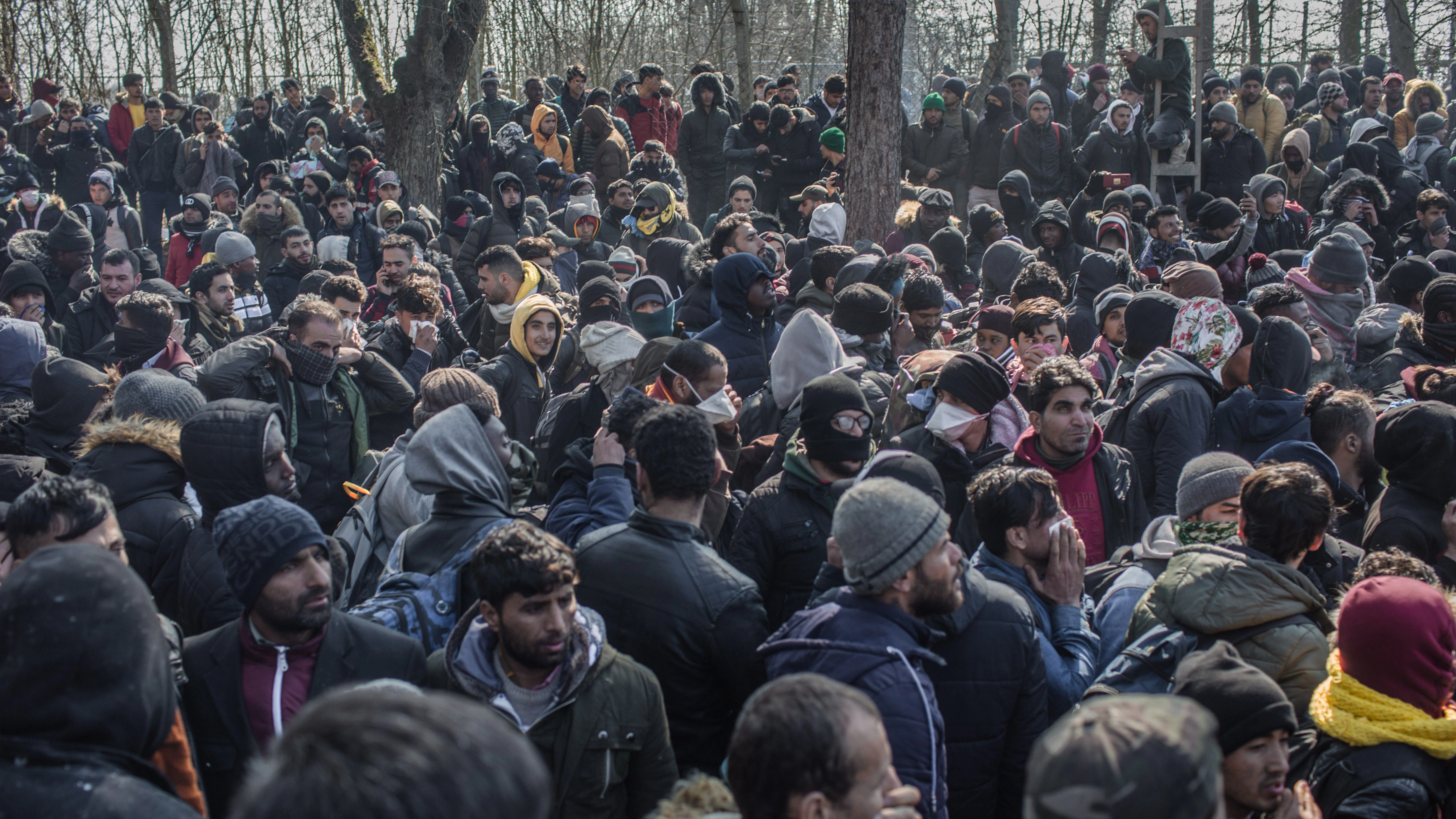 Zahlreiche Migranten warten nach ihrer Ankunft am bereits geschlossenen türkisch-griechischen Grenzübergang Pazarkule.