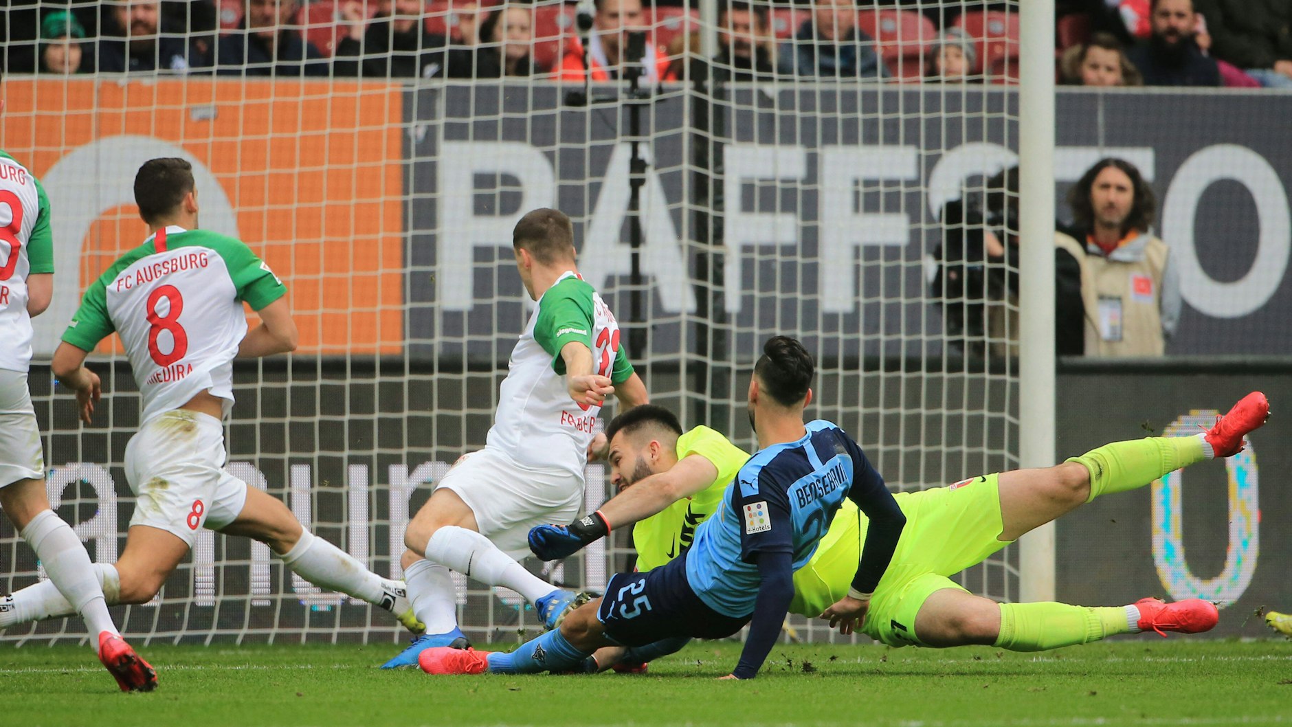 Schlussmann Tomas Koubek  und seine Augsburger Kollegen können das 1:0 von Ramy Bensebaini  für Gladbach  nicht verhindern.