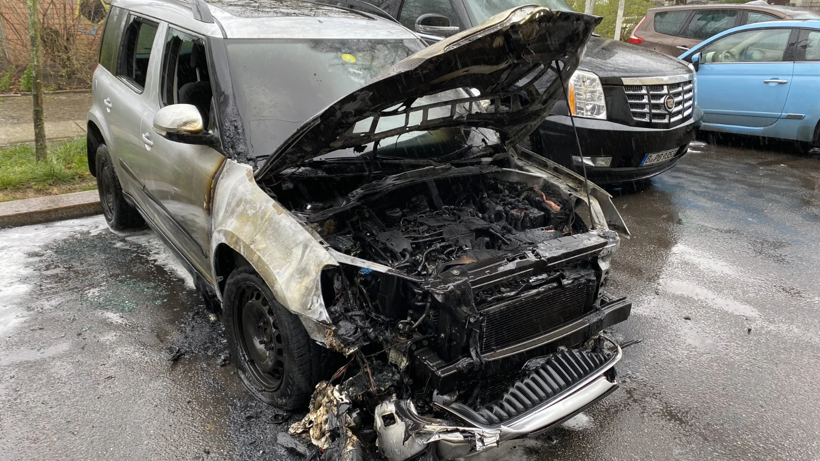 Das Auto brannte im vorderen Bereich aus.