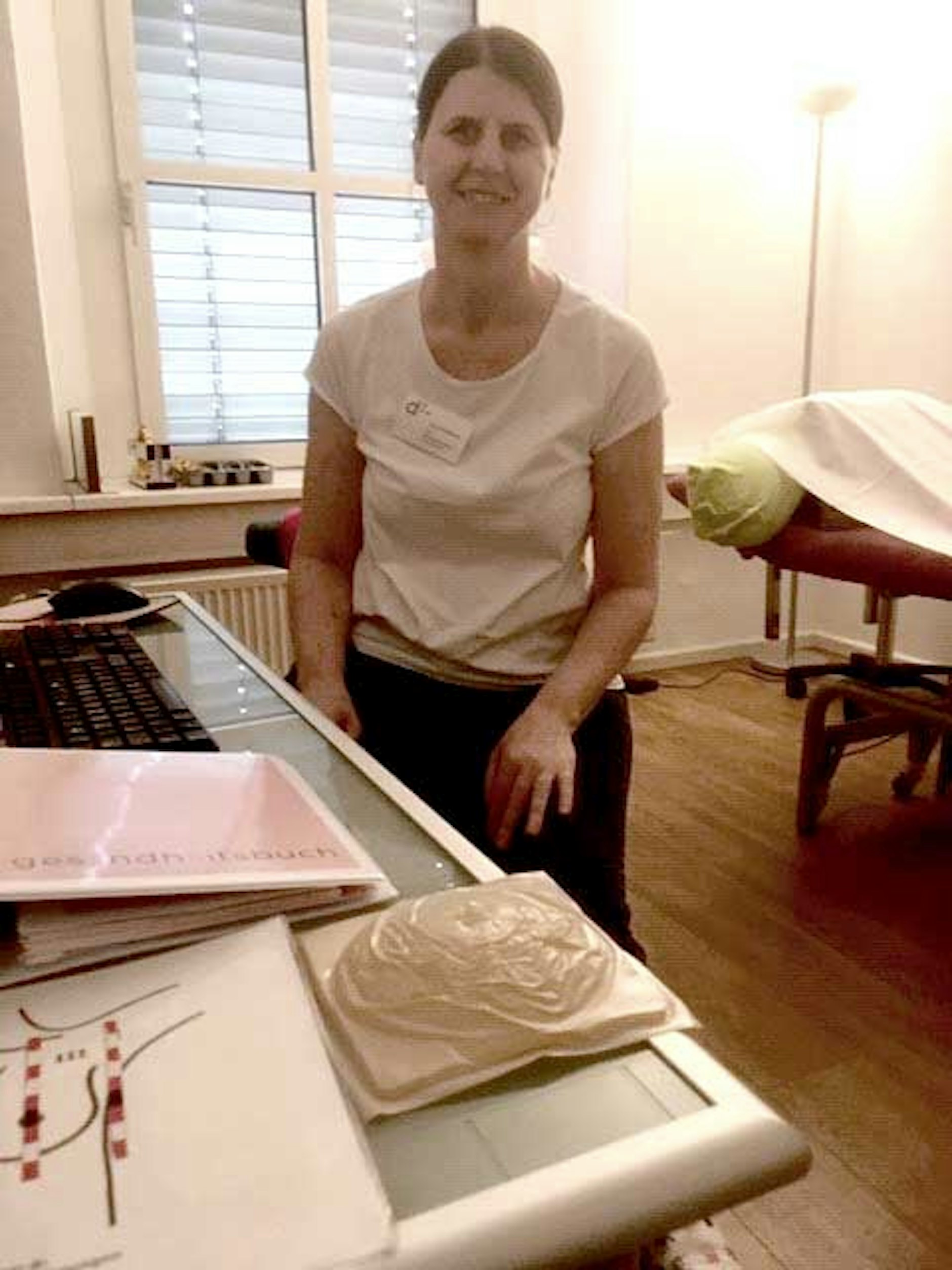 Die blinde Ewa Bamberg kann Geschwulste ertasten und bringt das auch Sehenden bei