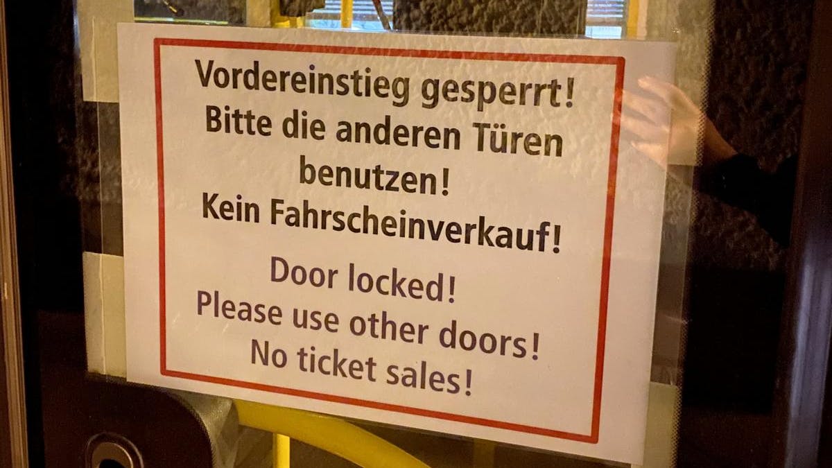 Fahrgäste von BVG-Bussen stehen von Donnerstag an vor verschlossenen Vordertüren.