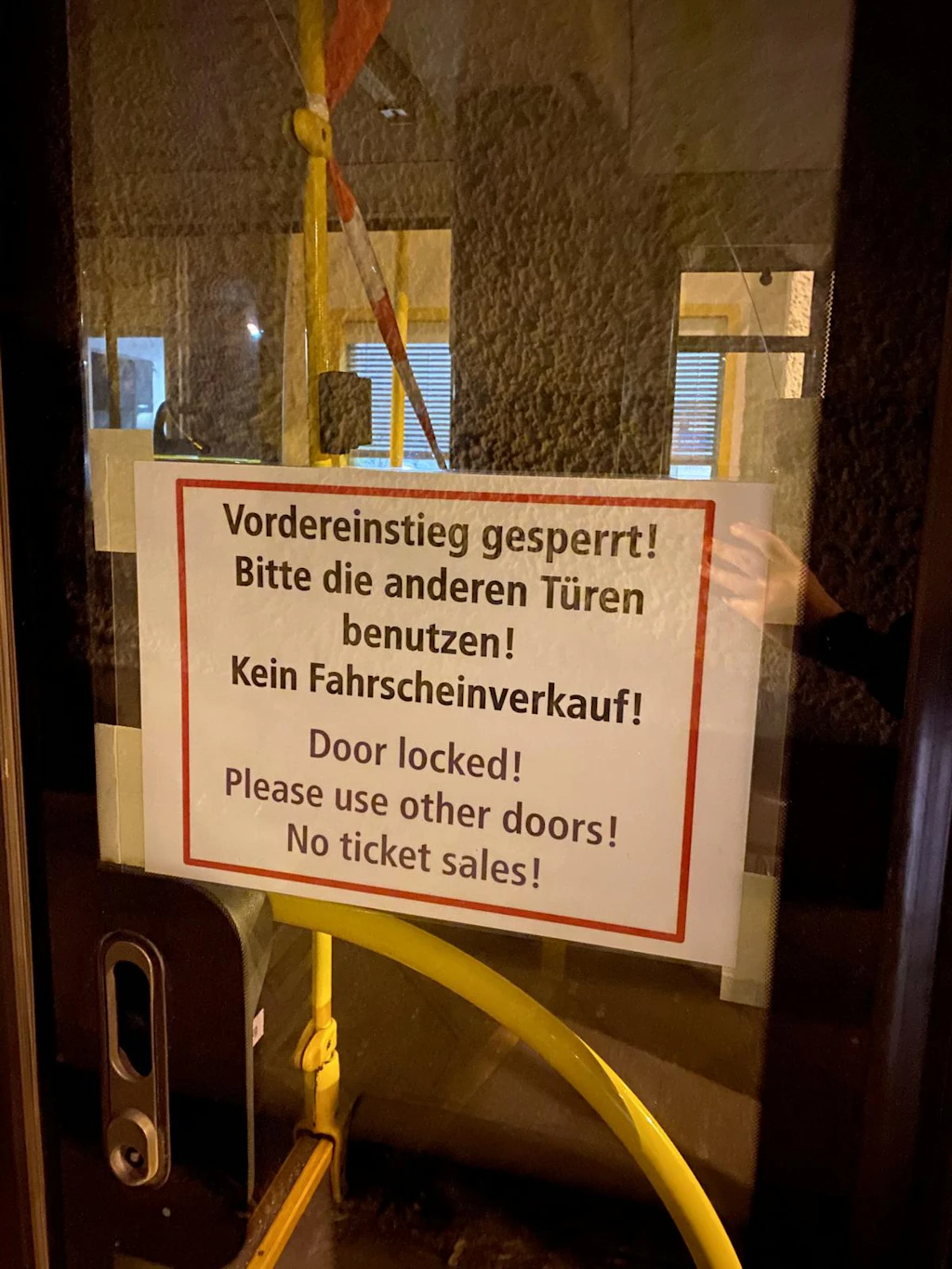 Wegen Corona: BVG sperrt Vordereinstieg in den Bussen