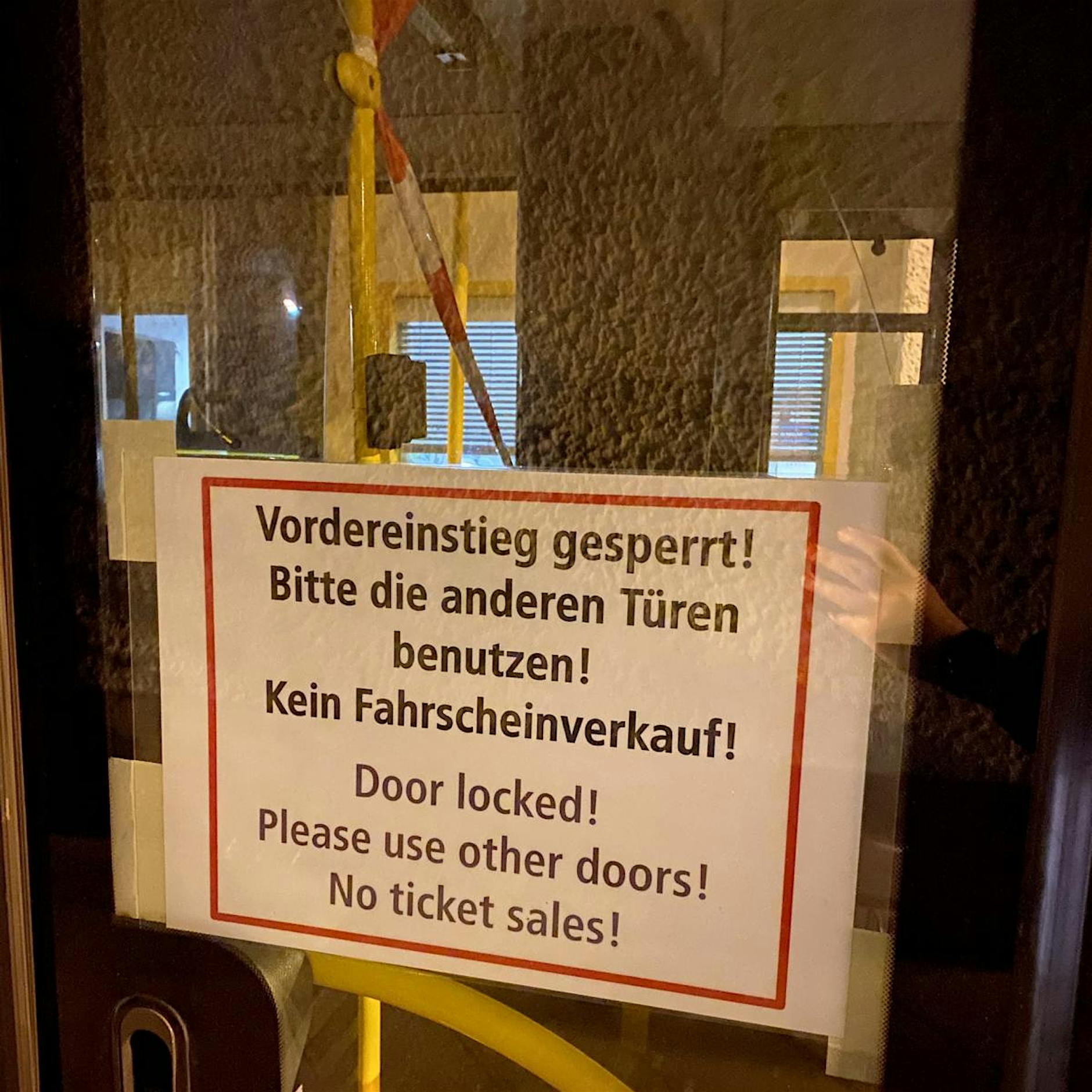 Wegen Corona: BVG sperrt Vordereinstieg in den Bussen