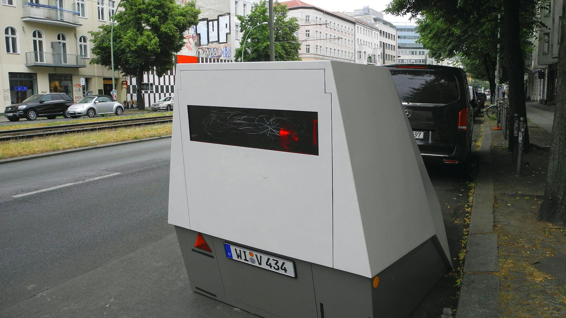 Schusssicher und immer wachsam: einer von zwei Geschwindigkeitsmessanhängern der Berliner Polizei. Weitere Anlagen dieser Art sollen angeschaftt werden.