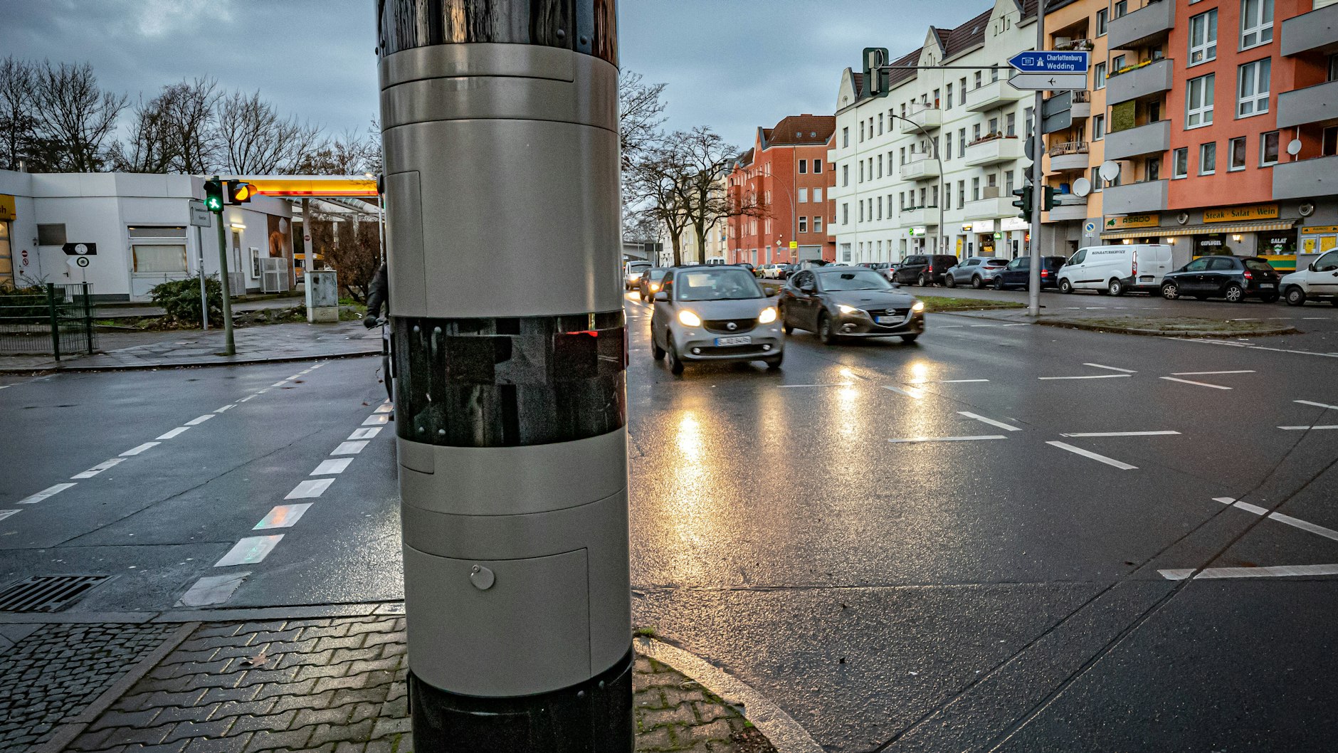 Eine moderne Blitzersäule in Berlin, hier an der Scharnweberstraße/ Ecke Antonienstraße in Reinickendorf. Anlagen dieser Art spielen die Investitionskosten meist schnell wieder ein.