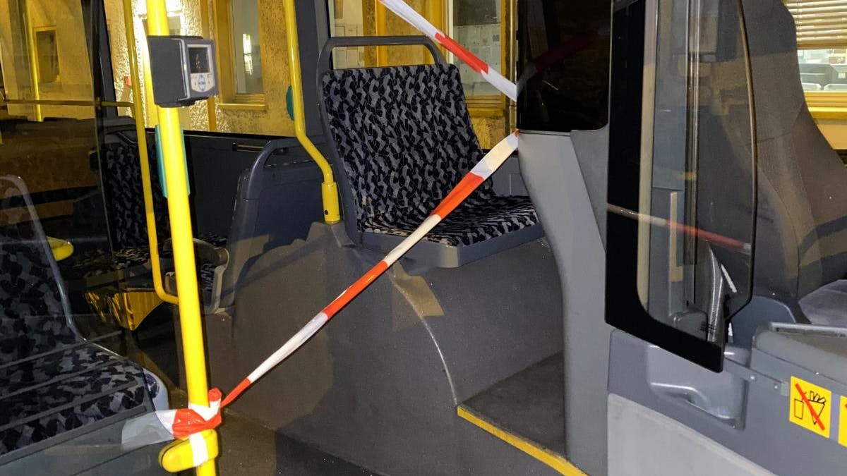 Absperrbänder sollen jeglichen Kontakt der Passagiere mit dem Fahrer verhindern.