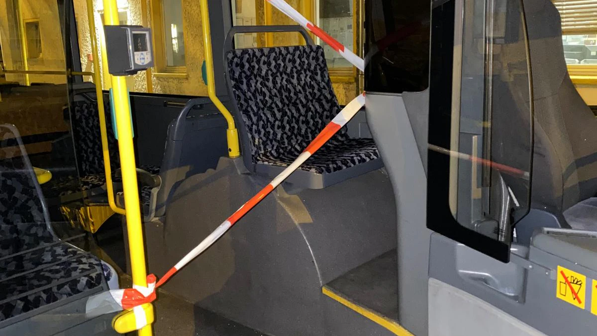 Absperrbänder sollen jeglichen Kontakt der Passagiere mit dem Fahrer verhindern.
