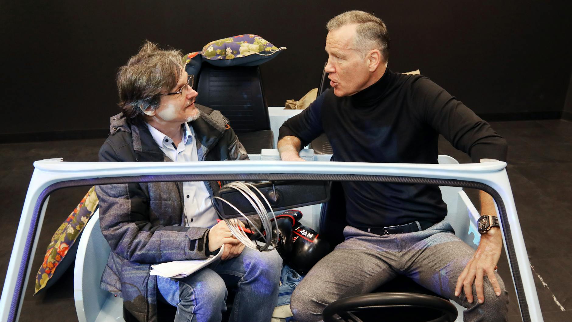 Henry Maske im KURIER- Gespräch in einem der Trabis, die nun in der Schau „Little Big City Berlin“ zu sehen sind.