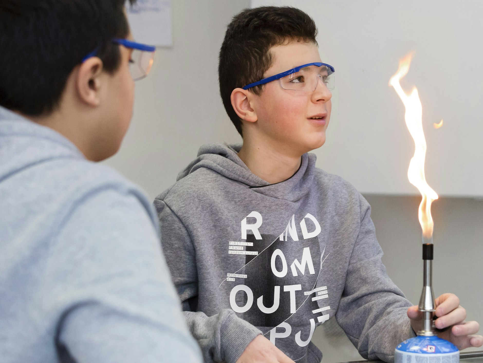 Schüler der Quinoa Schule beim Chemie-Unterricht