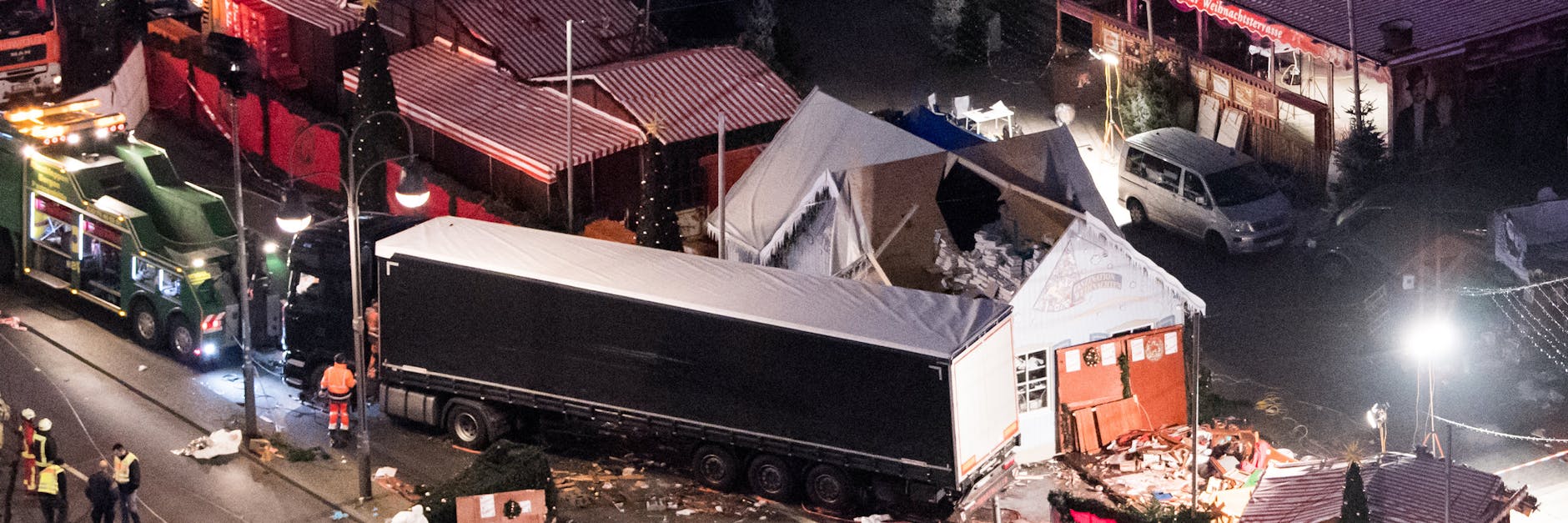Eine Schneise der Verwüstung ist auf dem Weihnachtsmarkt am Breitscheidplatz in Berlin zu sehen, nachdem der Attentäter Anis Amri mit einem Lastwagen über den Platz gerast war. Foto: Bernd von Jutrczenka/dpa +++ dpa-Bildfunk +++