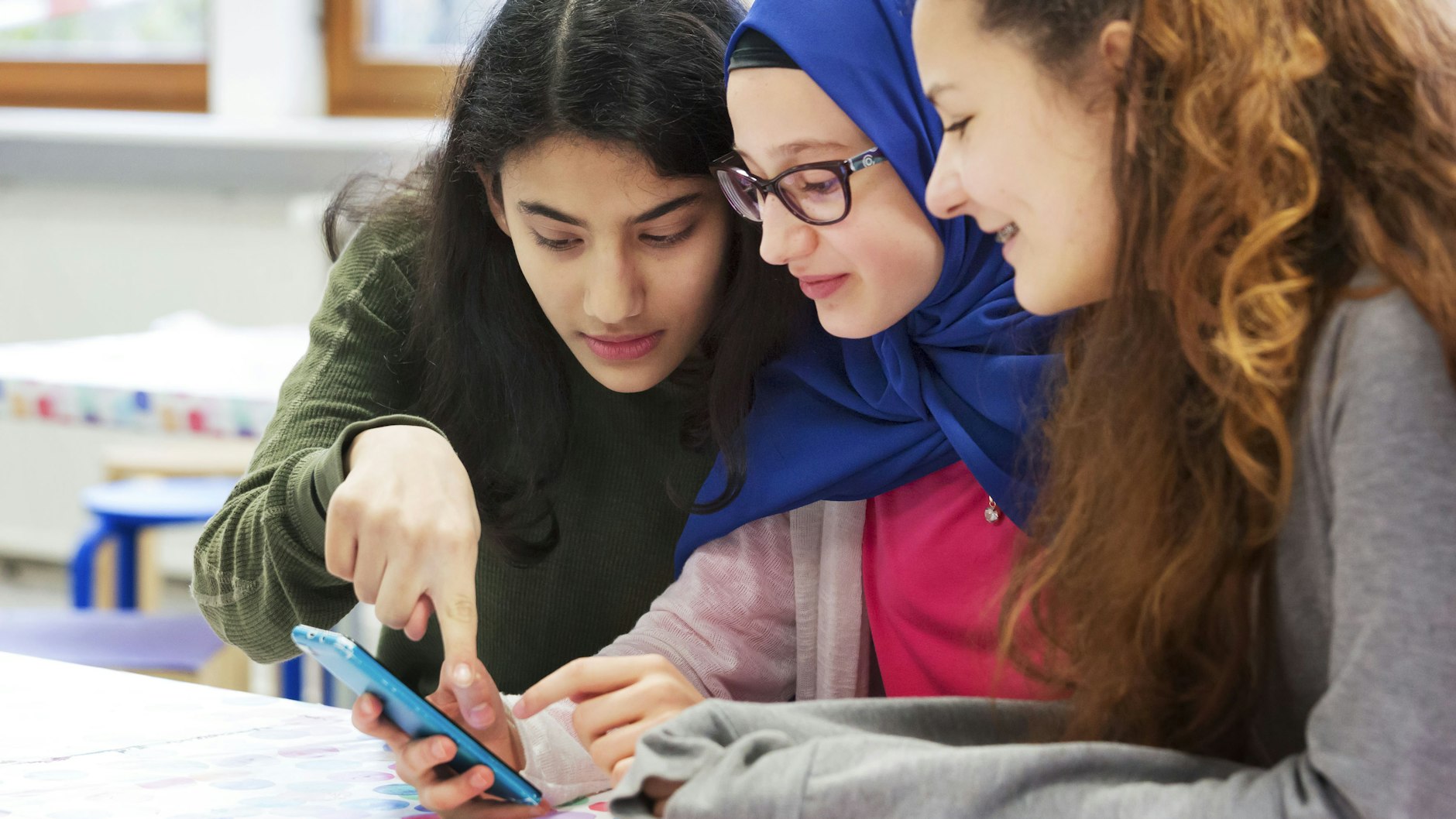 Im "Fach Weltbürgerkunde" haben die Schülererinnnen an Instagramm-Posts&nbsp;für ihre Schule gearbeitet.&nbsp;